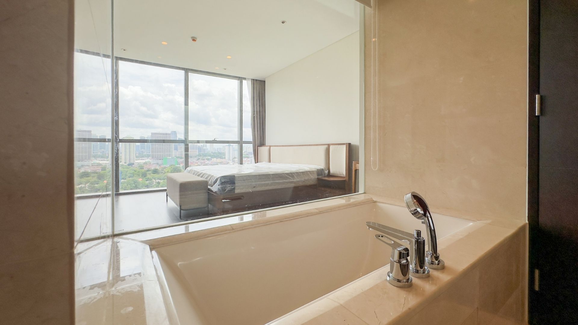 Casa Domaine-3BR-Bathtub featuring Eye Pleasing View