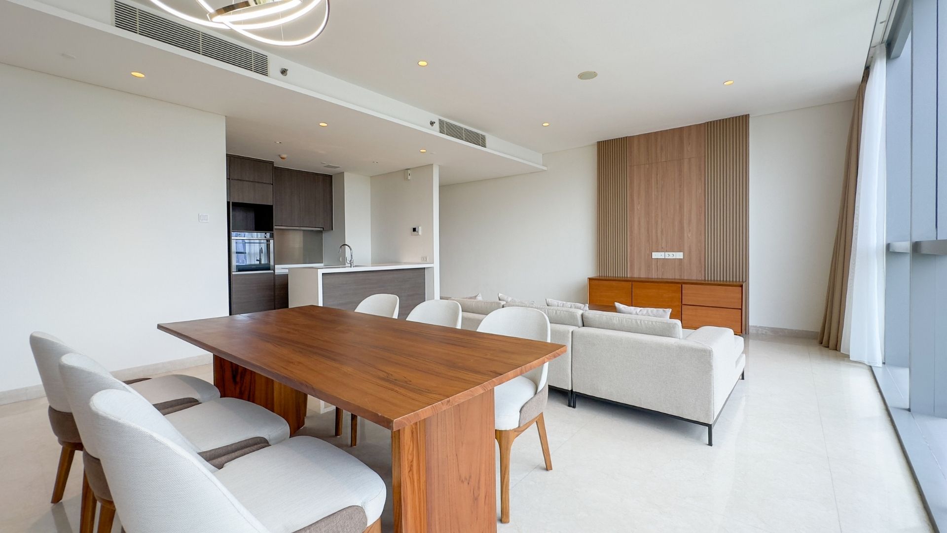 Casa Domaine-3BR-Spacious Dining Room and Living Room