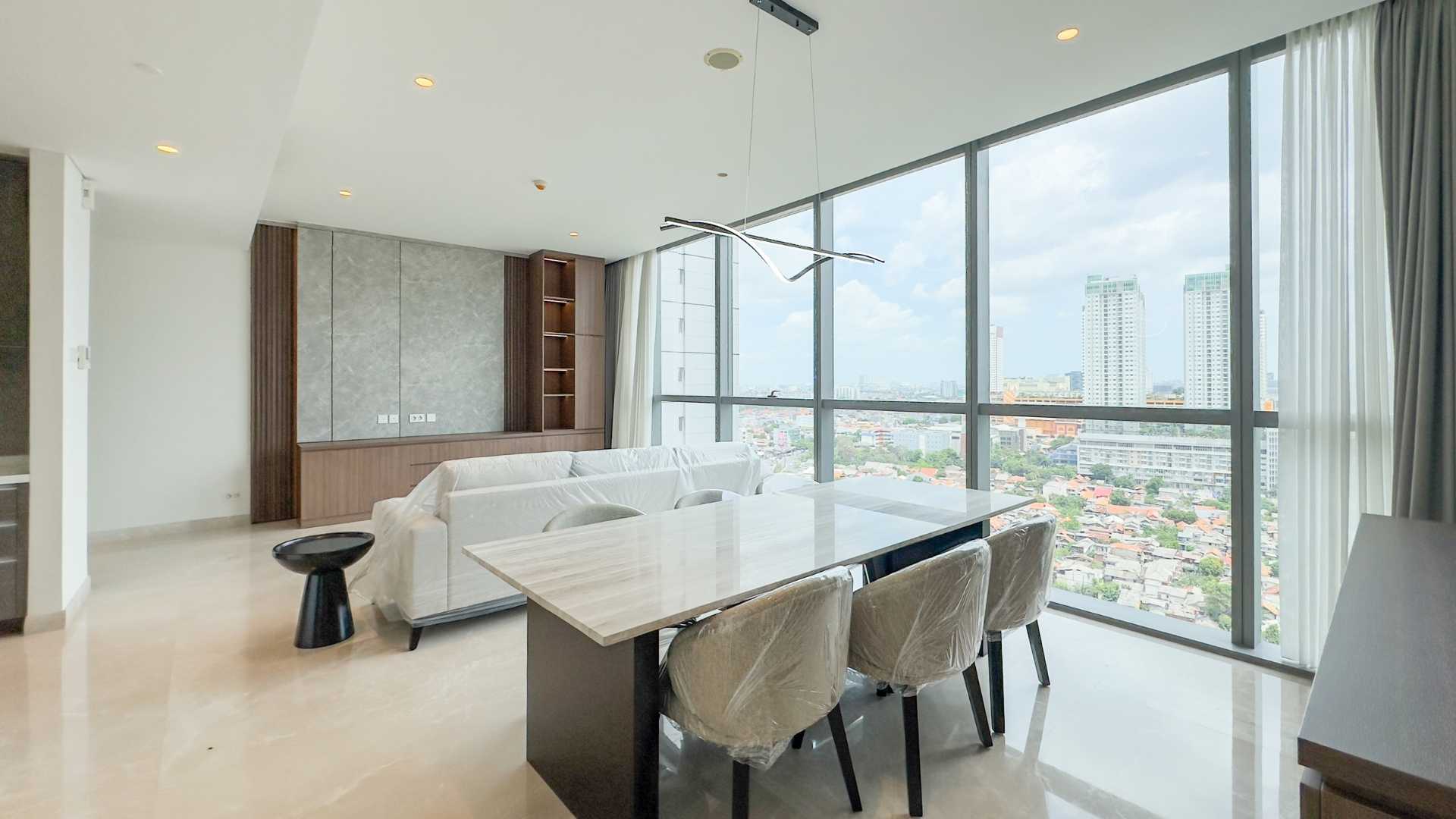 Casa Domaine-3BR-Spacious Living Room and Dining Room