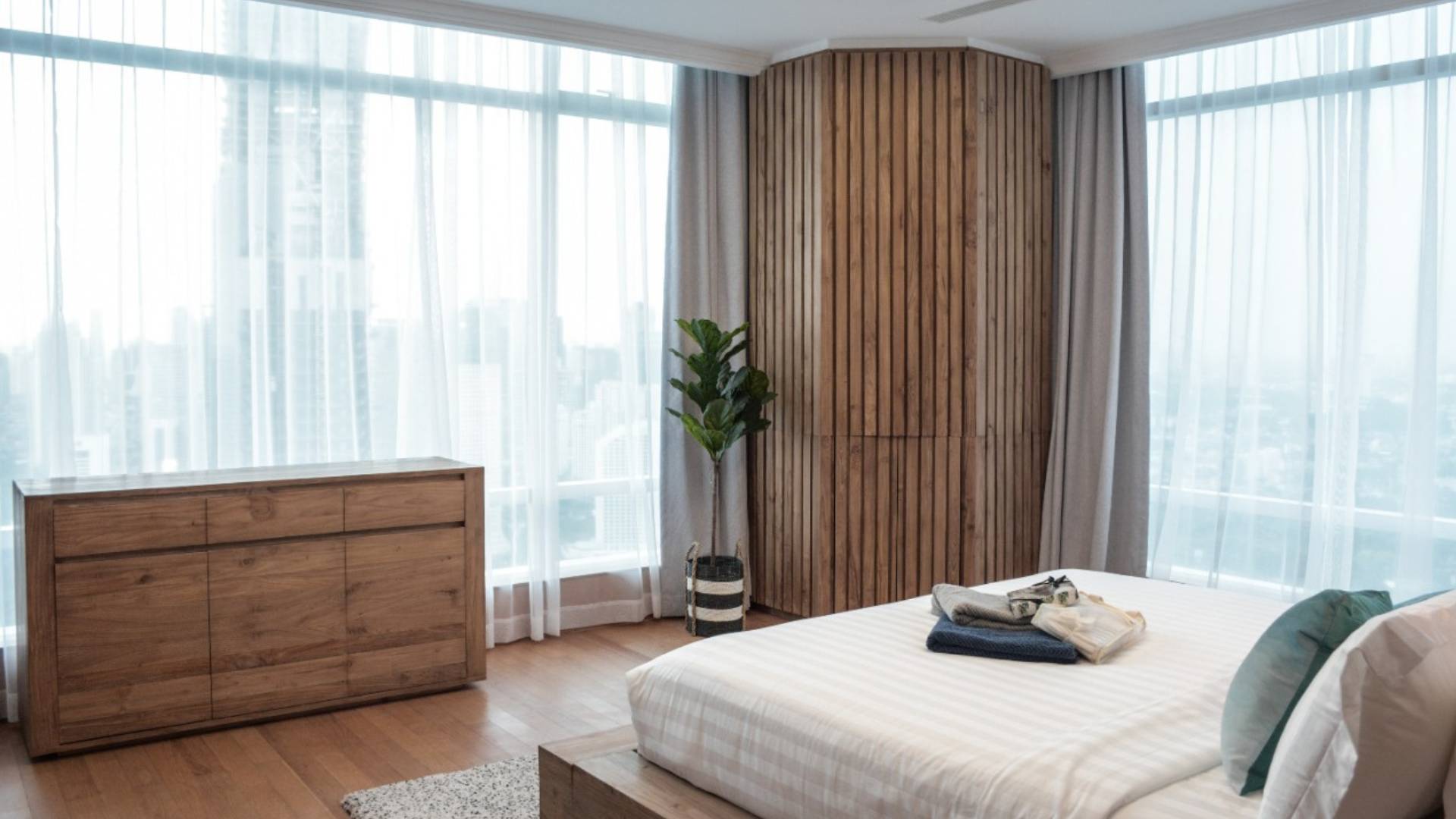 KEMPINSKI PRIVATE RESIDENCE-2BR-MASTER BEDROOM WITH BUFFET