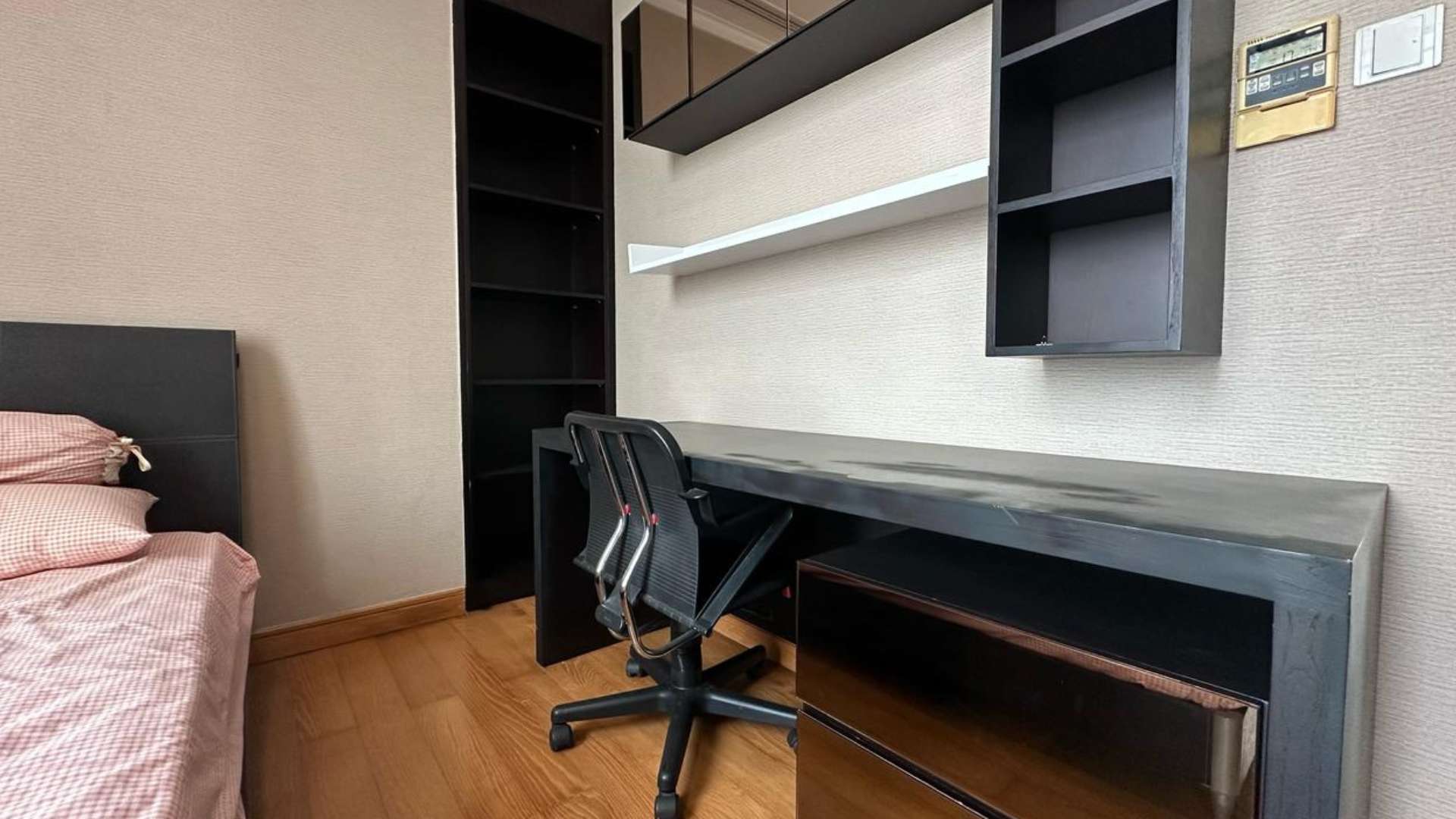 Kempinski Private Residence-2BR-Bedroom and Study Desk