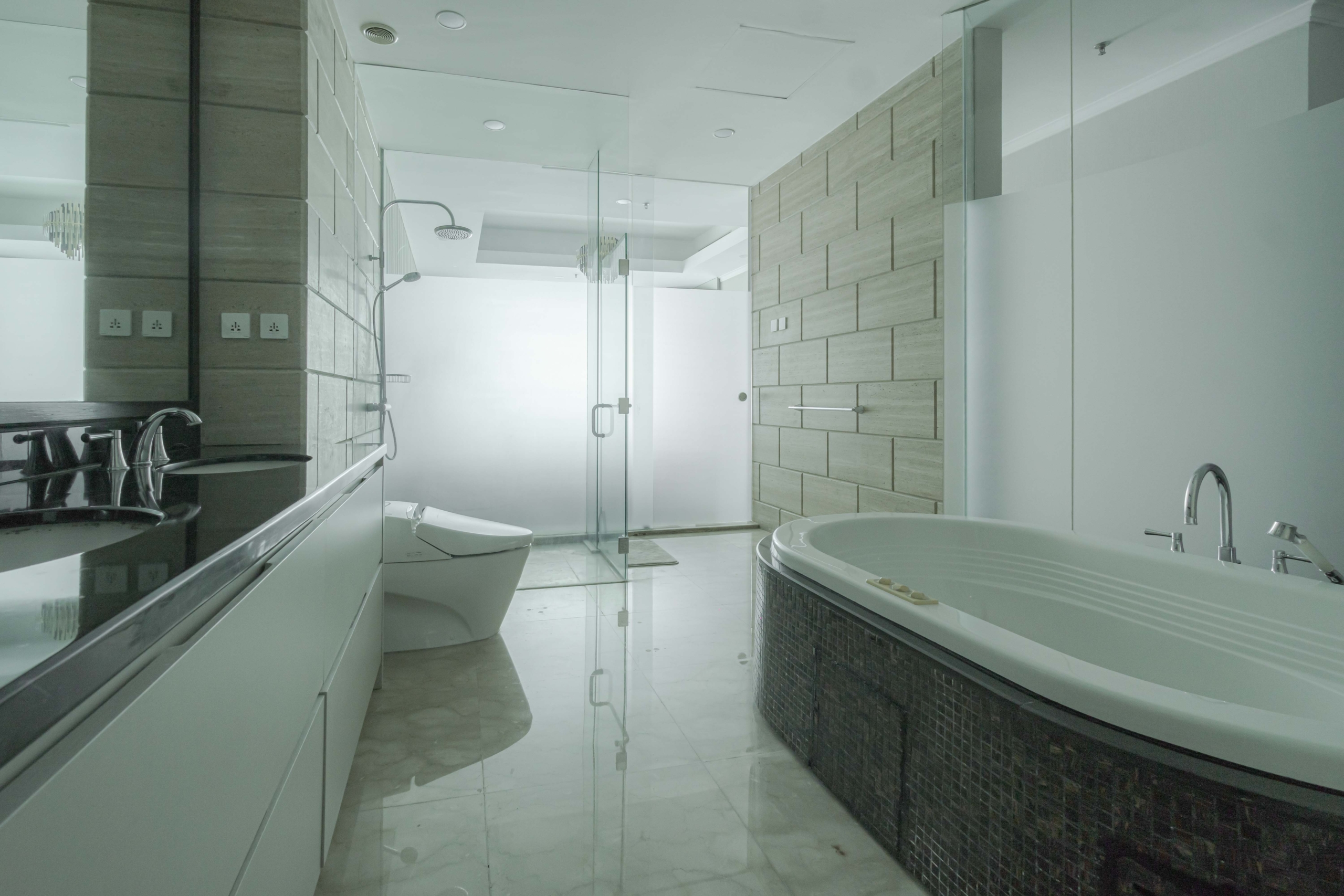 Kempinski Private Residence-3BR-Bathtub and toilet