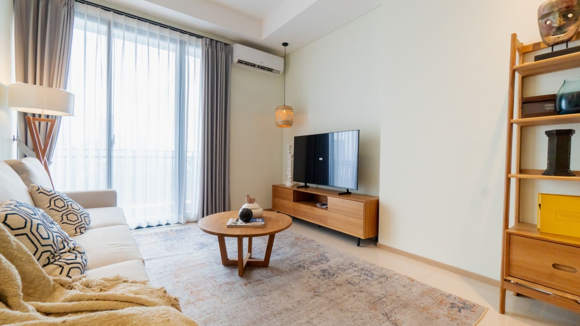 Samara Suites-3BR-Living area TV