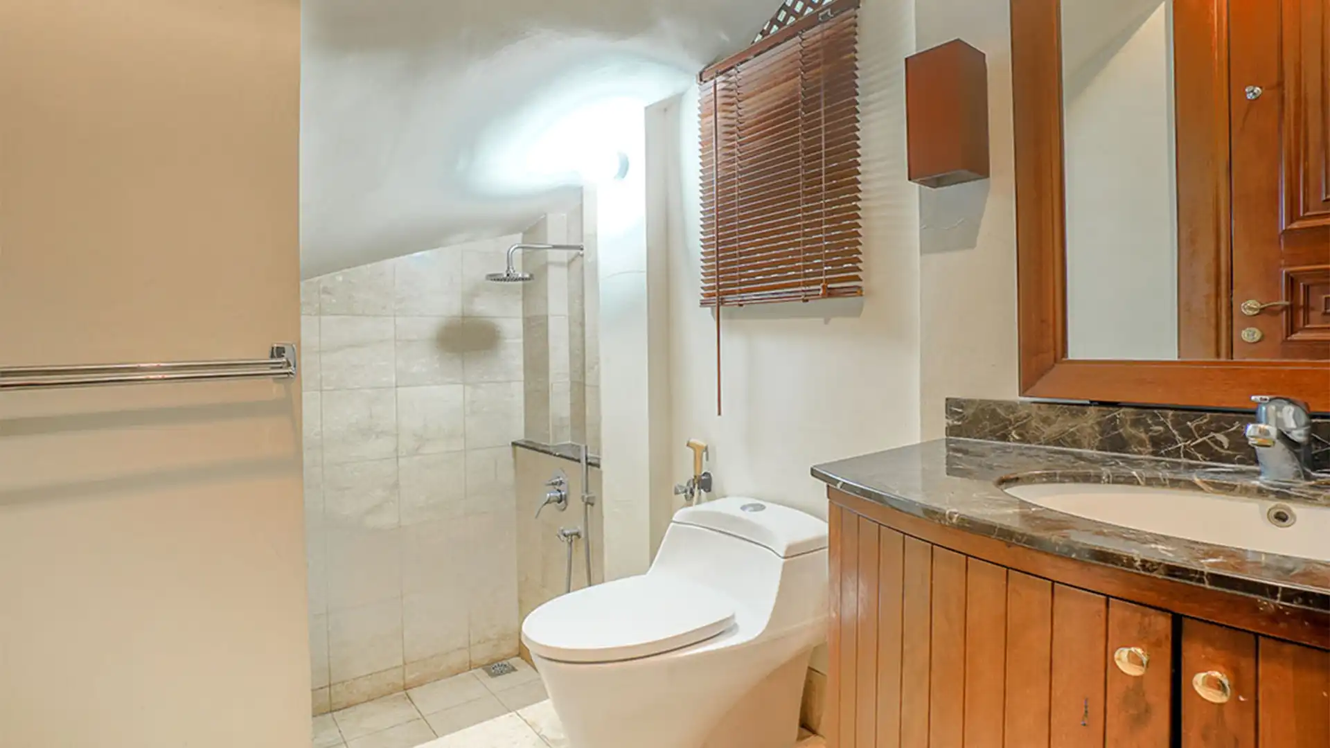Atmaya residence Antasari-5BR-Bathroom