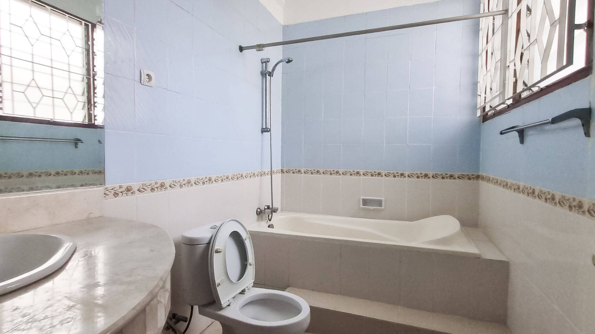 Executive Paradise-4BR-Bathroom (2)