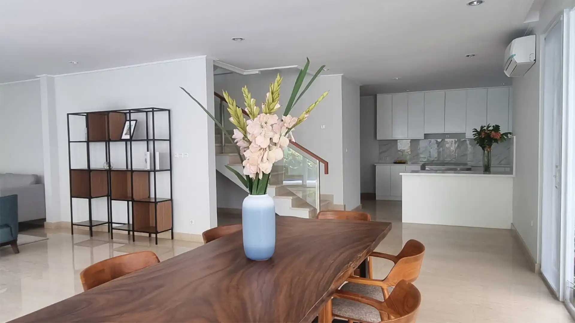 Executive Paradise-4BR-Dining Room and Kitchen Area Executive Paradise-4BR-Dining Room and Kitchen Area