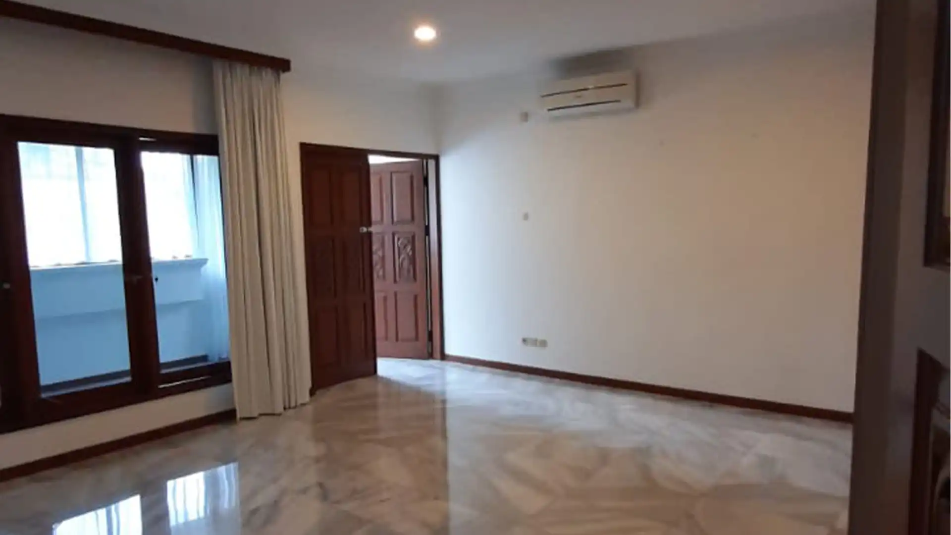 Executive Paradise-5BR-Living Room Executive Paradise-Bathroom