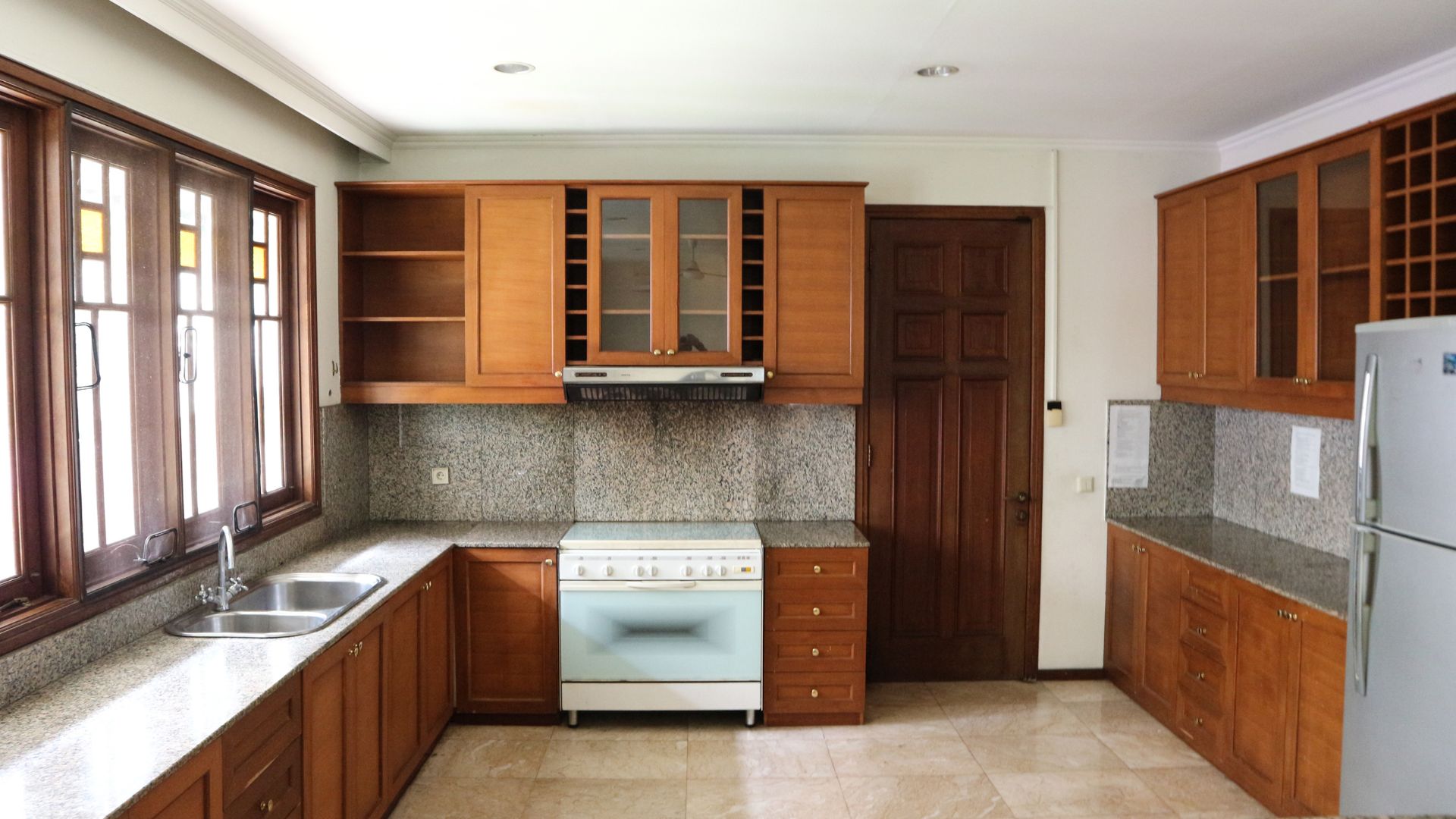 PALM MANSION – 4BR – Kitchen1 (2)