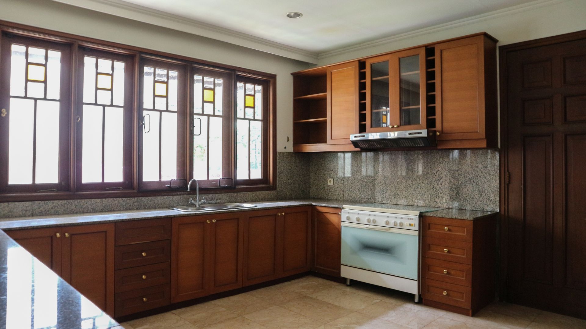 PALM MANSION – 4BR – Kitchen1