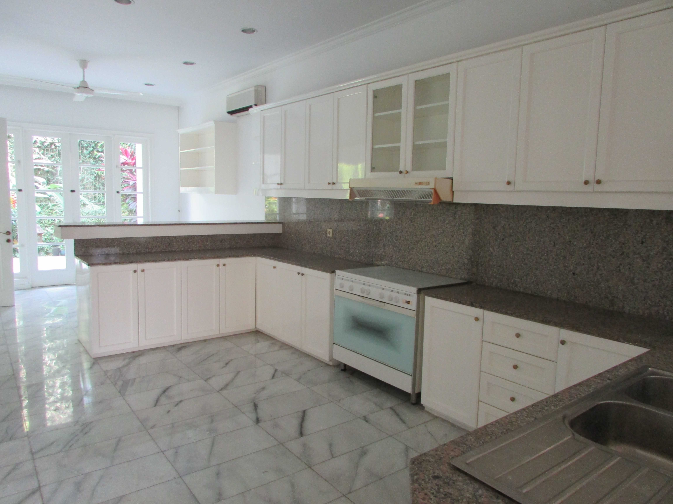 PALM MANSION – 5BR – Kitchen