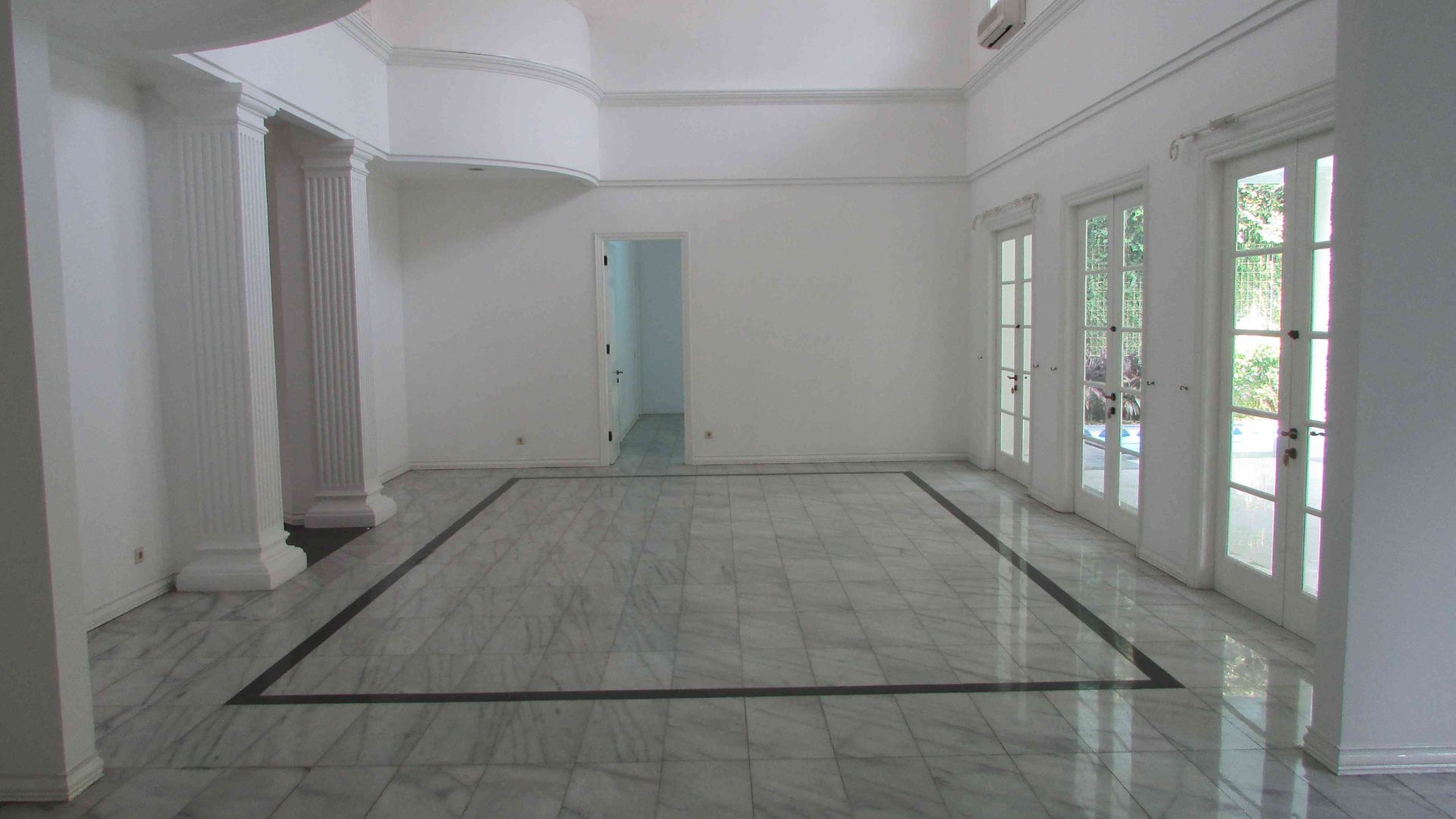 PALM MANSION – 5BR – Living Area PALM MANSION - 5BR - Living Area