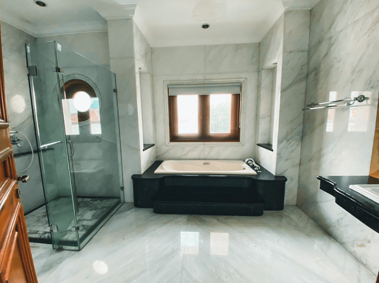 PEJATEN BARAT NO5 – 5BR – BATHROOM