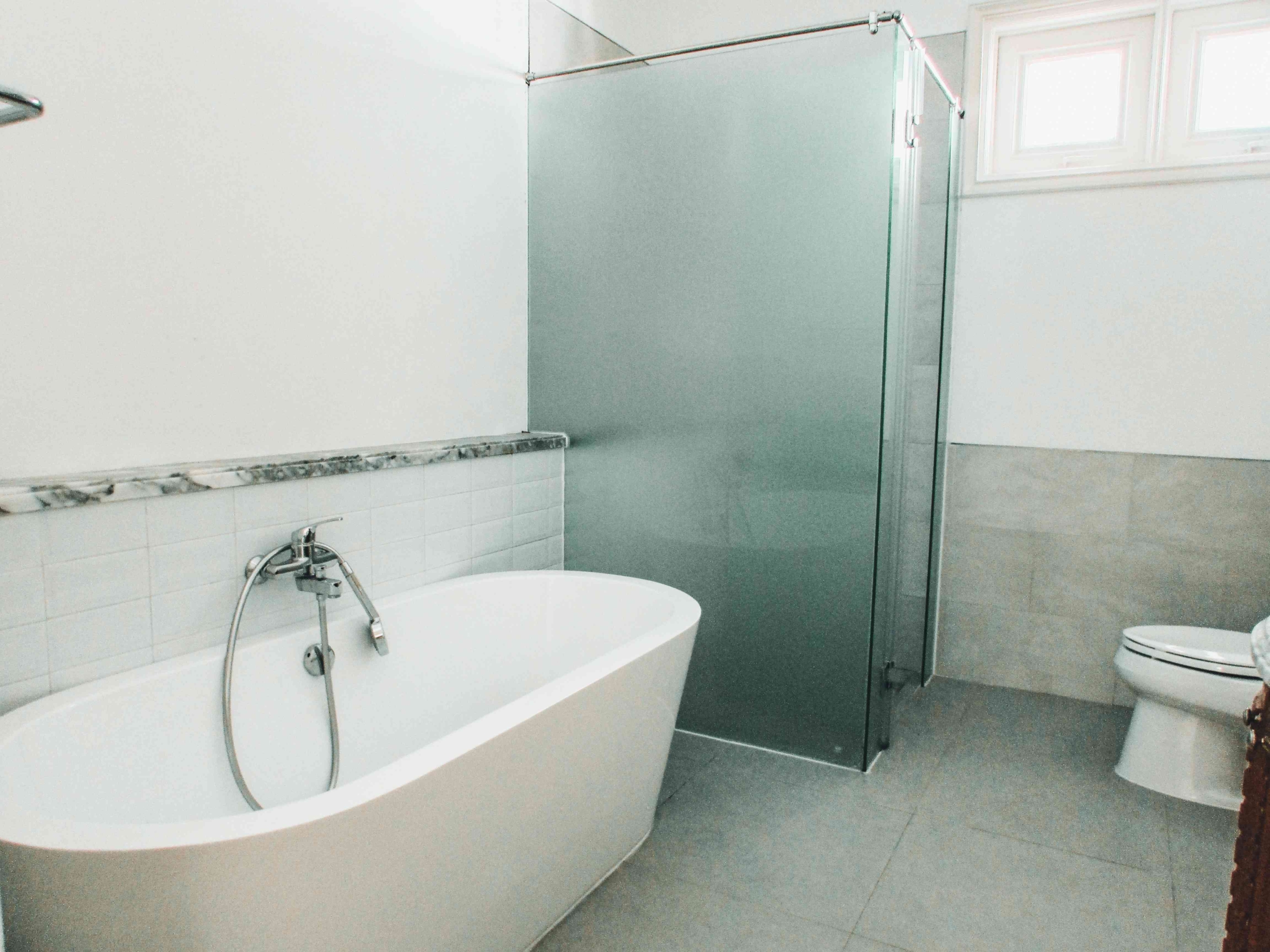 PEJATEN BARAT NO5 – 5BR – BATHROOM