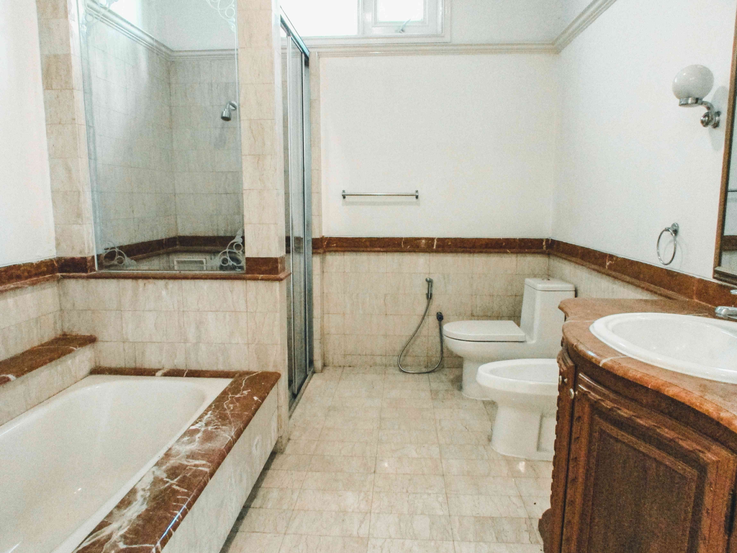 PEJATEN BARAT NO5 – 5BR – MASTER BATHROOM