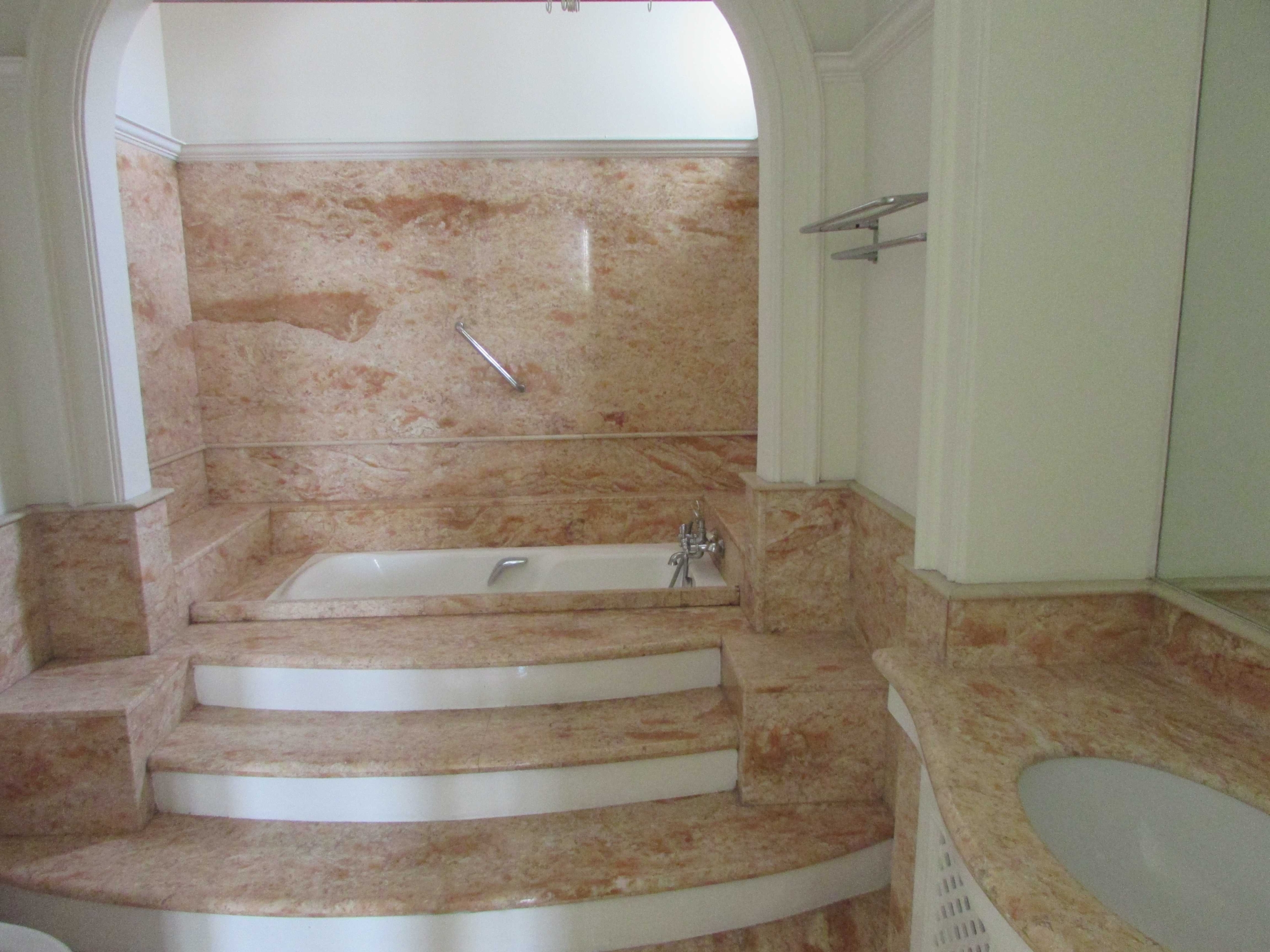 PEJATEN BARAT NO5 – 5BR – MASTER BATHROOM.jpg