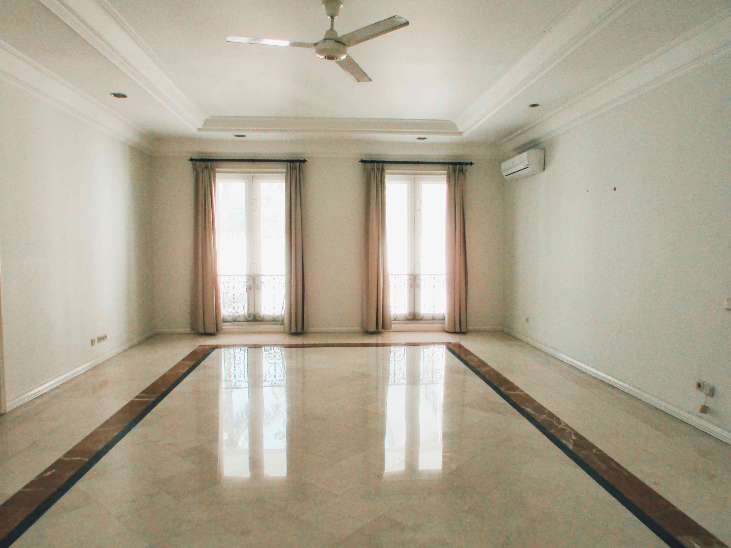 PEJATEN BARAT NO5 – 5BR – MASTER BEDROOM
