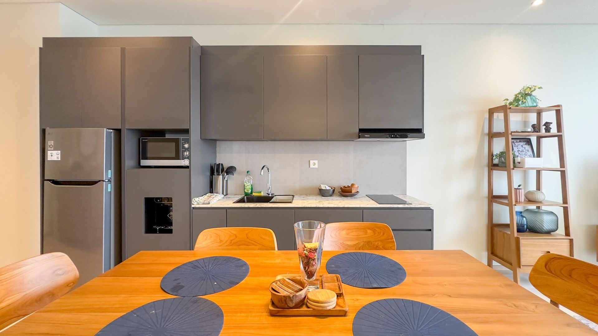 Samara Suites-3BR-Kitchen and dining table