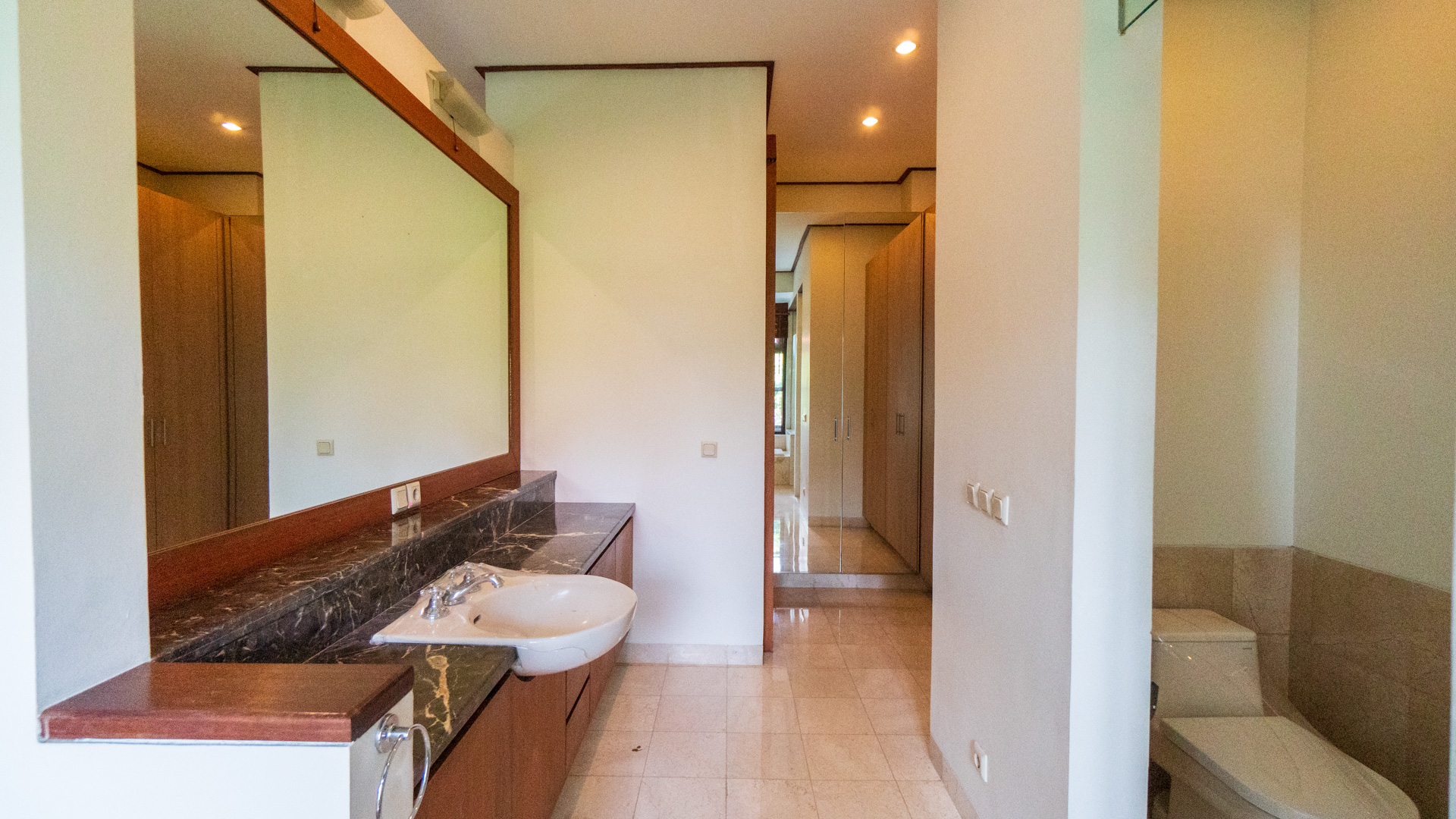 Veranda Compound 1 Unit E-Master Bathroom with Wastafel