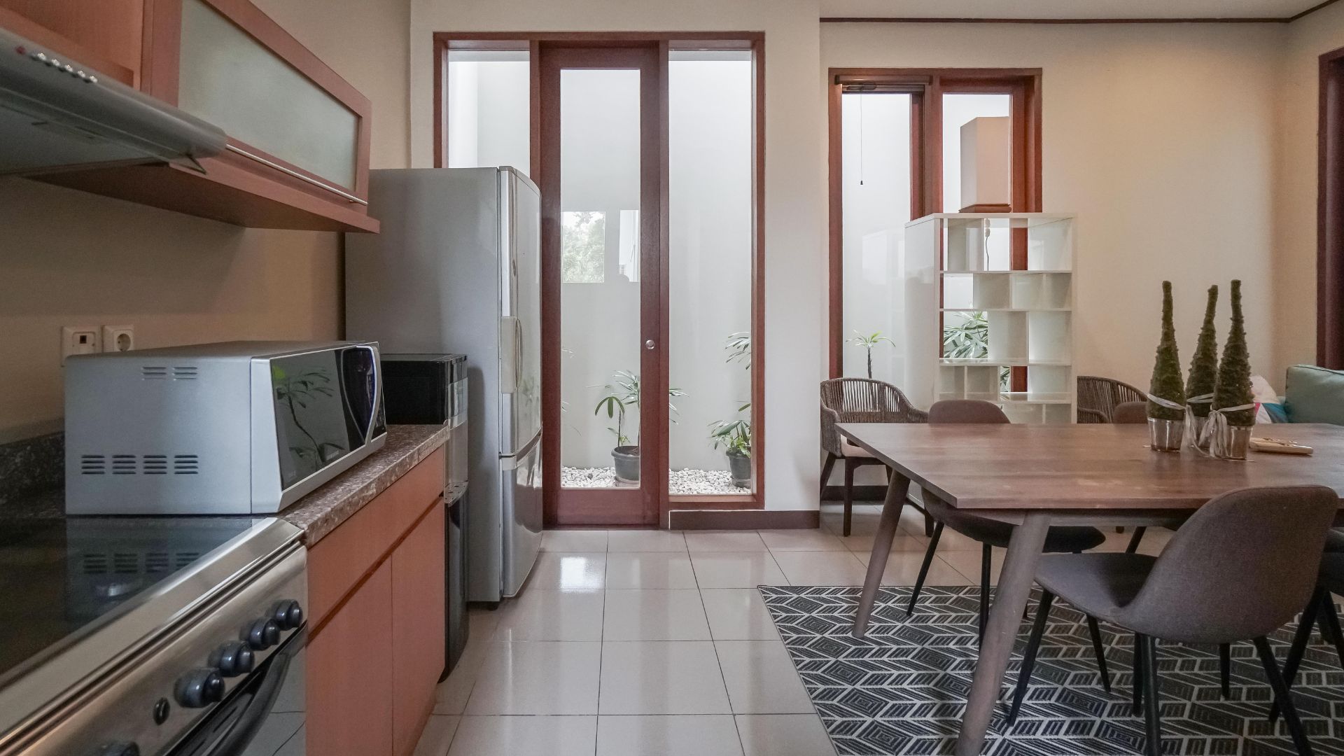 villa Veranda 1-3br- Dining Room