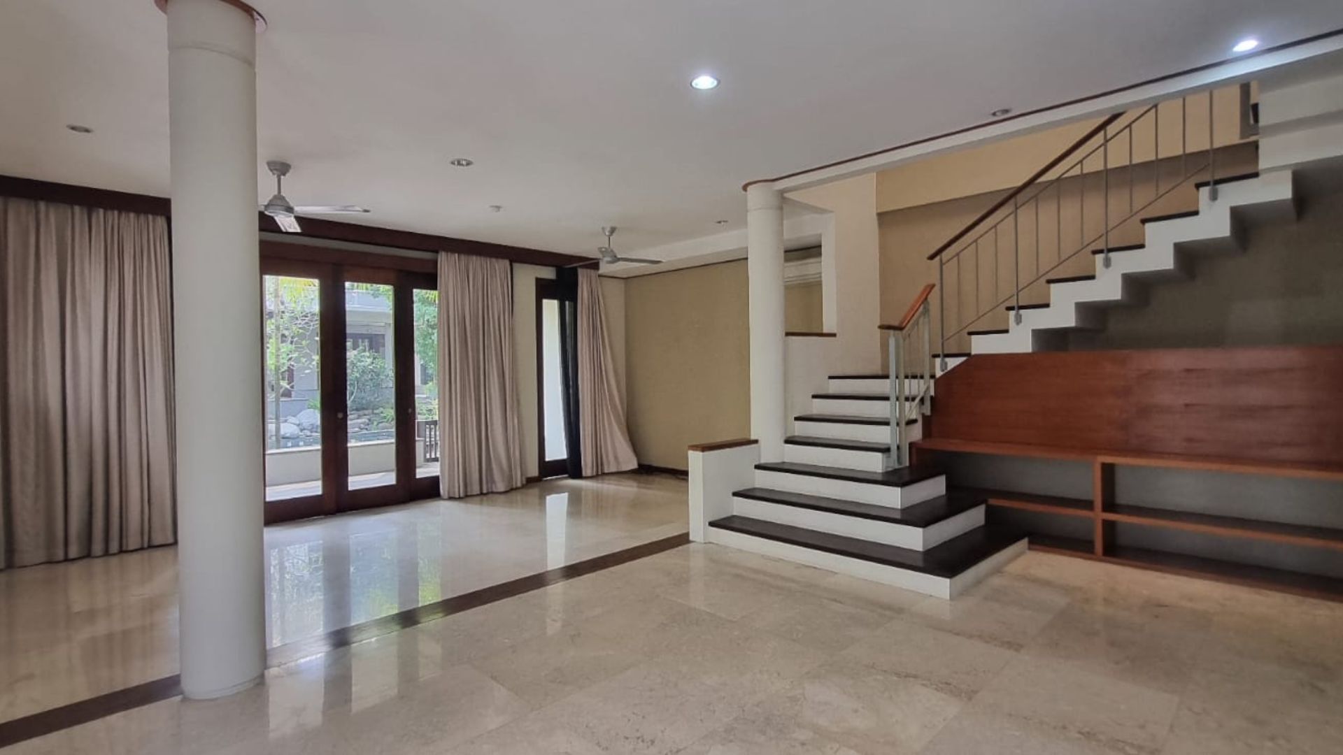 villa Veranda 1-3br- Living Room 1