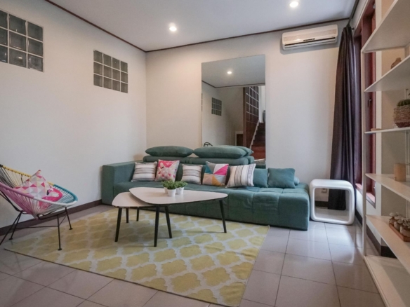 villa Veranda 1-3br- Living Room