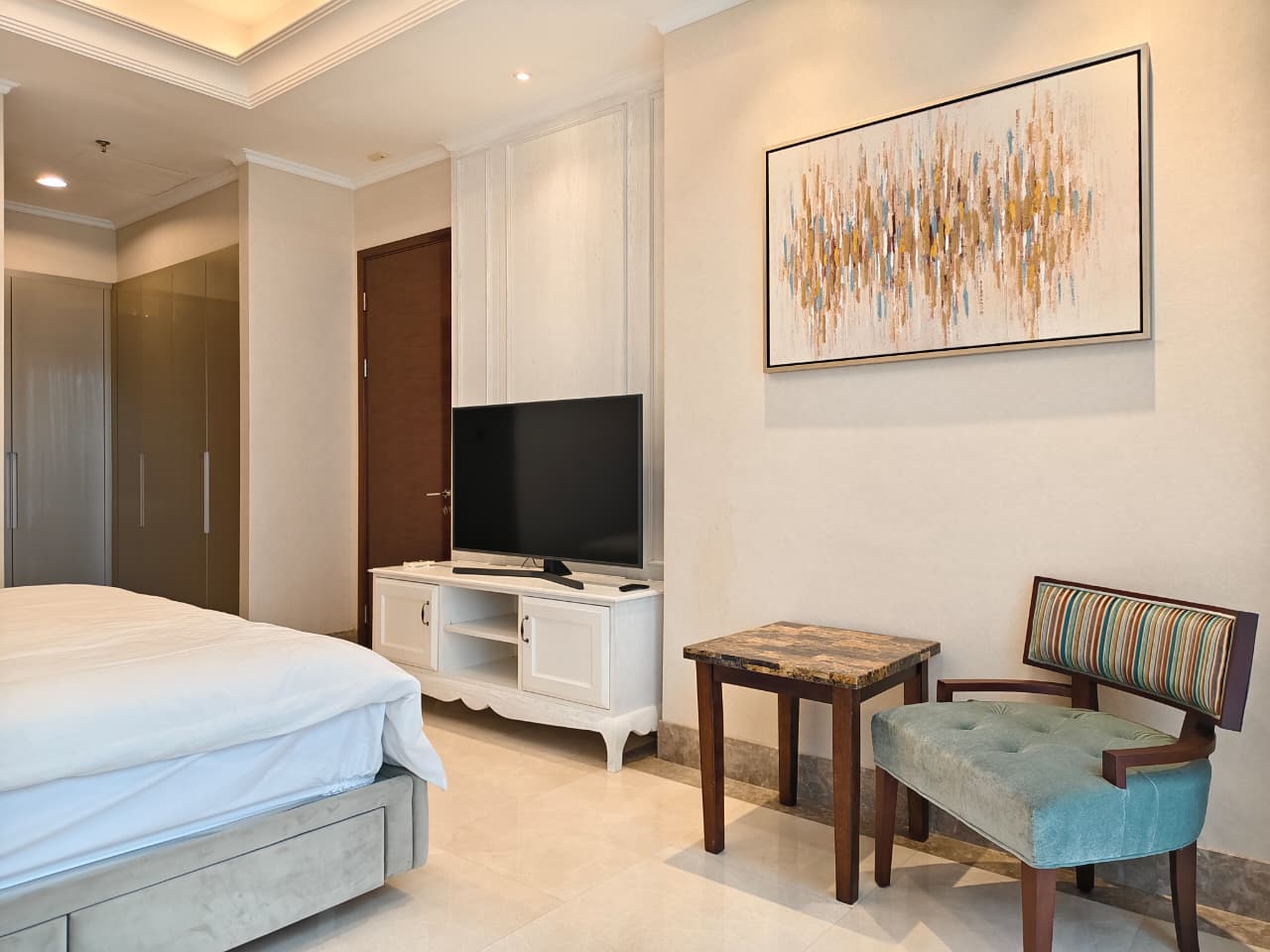 DISTRICT171-2BR-BEDROOM WITH TV