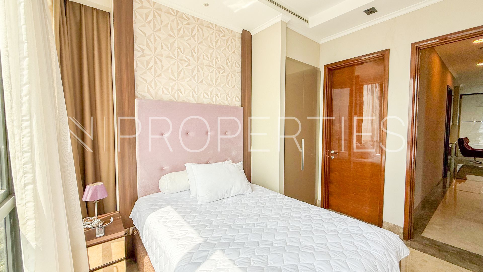 District 8 – Spacious Living 3BR Apartment