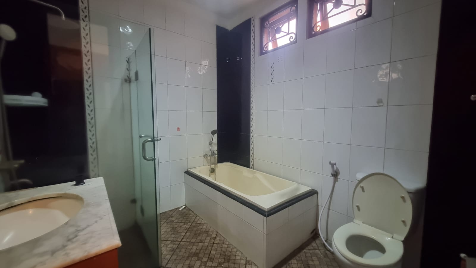 KEMANG-5BR-BATHROOM