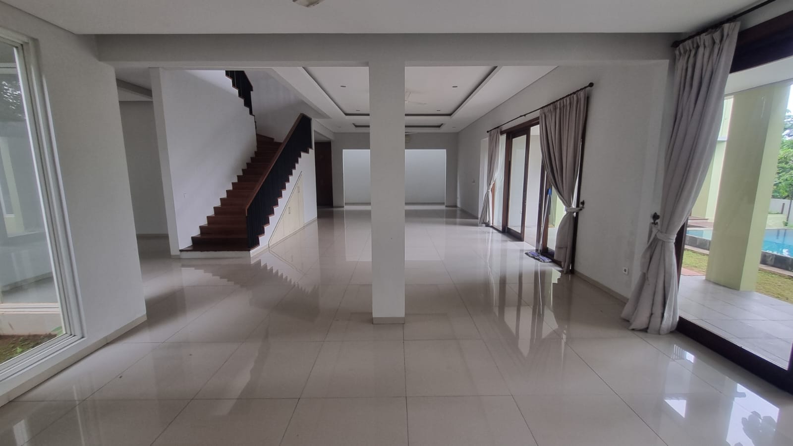 KEMANG-5BR-LIVING AREA AND DINING AREA