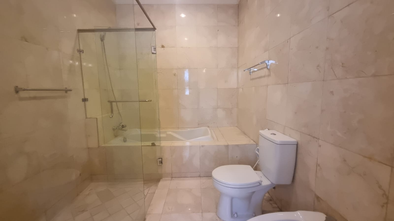 Kemang-5BR-Bathroom