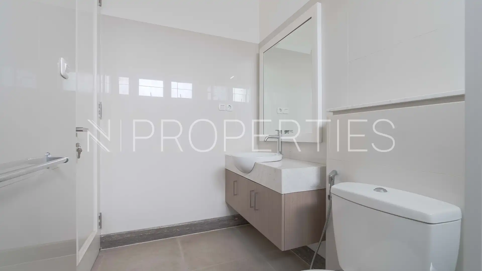 Kemang Selatan-4BR-Bathroom 2 Well-Located 4BR Family Residence – Kemang Selatan