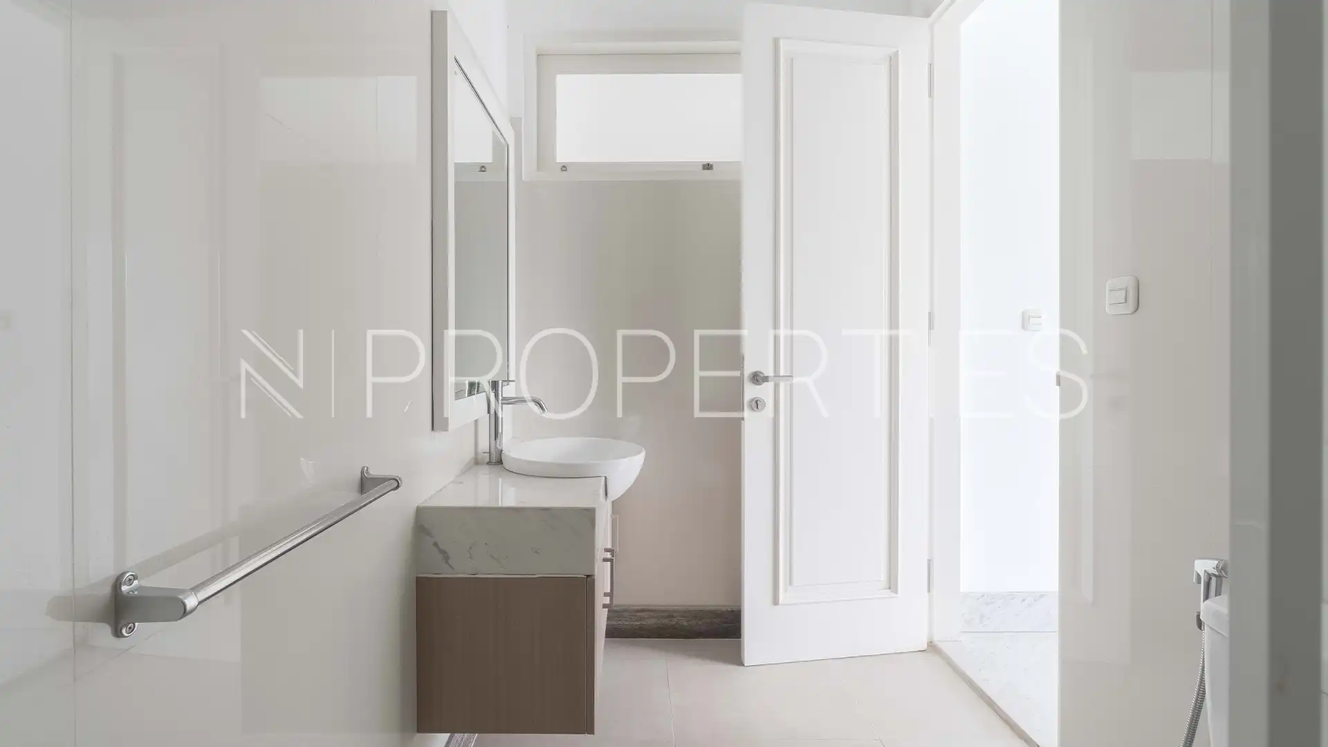 Kemang Selatan-4BR-Bathroom 4 Well-Located 4BR Family Residence – Kemang Selatan
