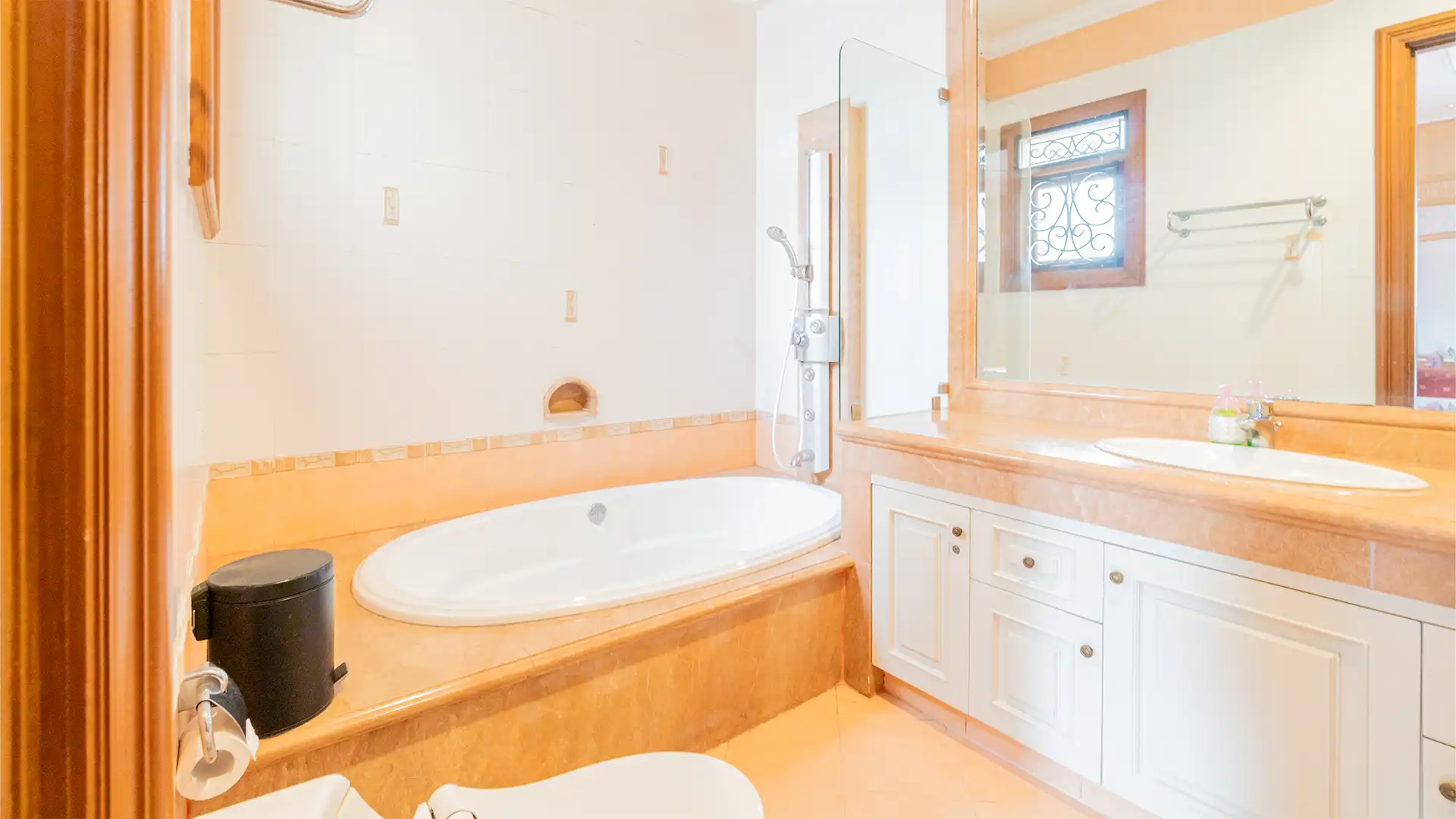 MTGS-5BR-Bathroom 2 Estate-Scale House Residence in Menteng