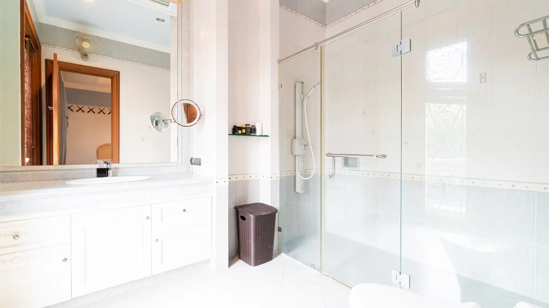 MTGS-5BR-Bathroom 3 Estate-Scale House Residence in Menteng
