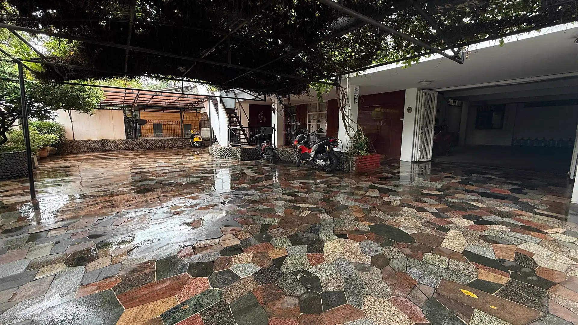 Nusa Indah No.12-10BR-Garage Expansive and Luxury Residence – Nusa Indah Cipete