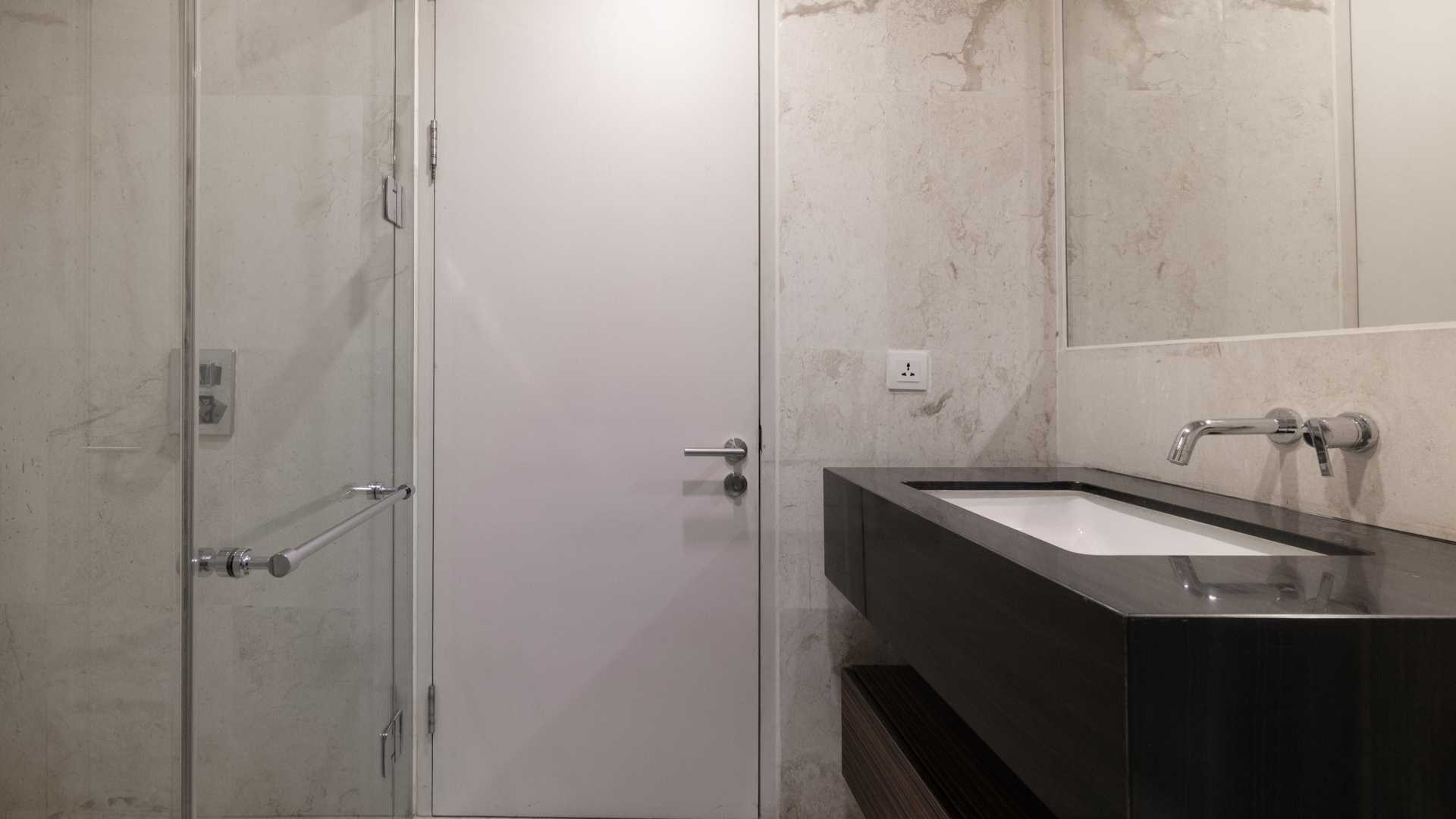 Two Verde Terraverde-3BR-Bathroom door