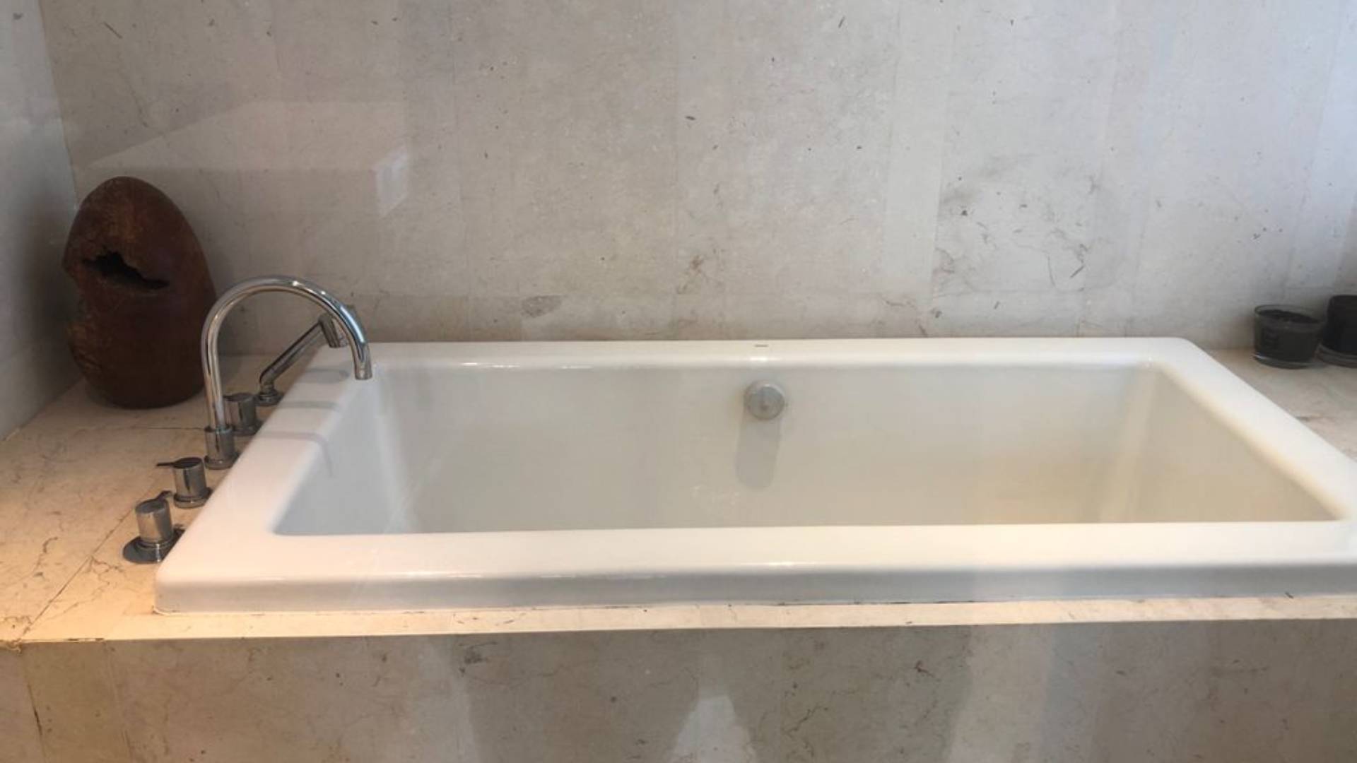 VERDE 0NE-3BR-BATHUB ON MASTER BATHROOM Executive 3BR Residence at Verde One