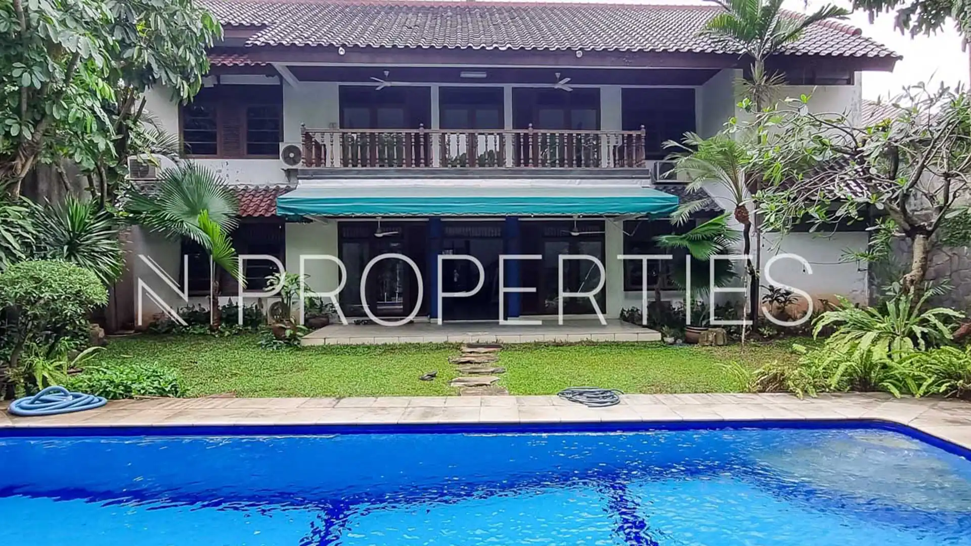 Bungur no.18-5BR-Backyard and Swimming Pool Expansive 5BR Family House at Kemang