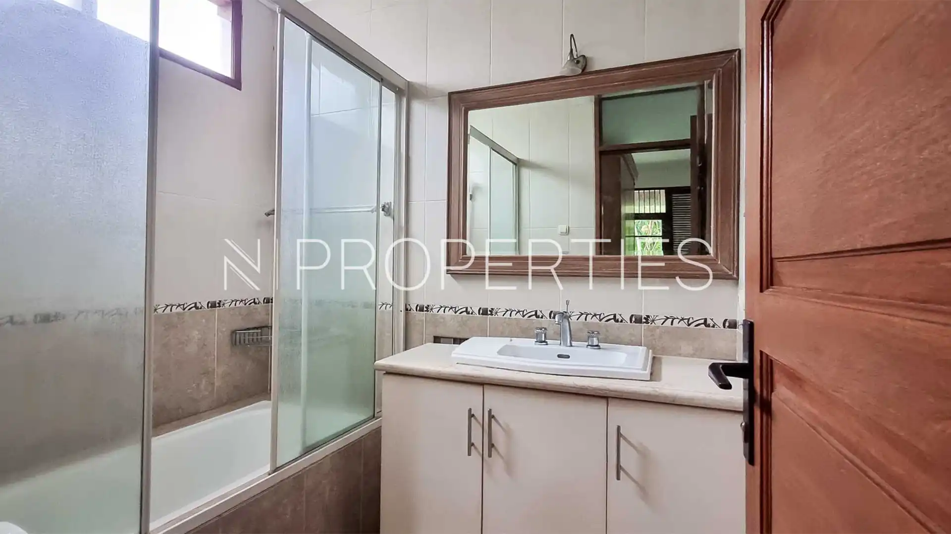 Bungur no.18-5BR-Bathroom 1 Expansive 5BR Family House at Kemang