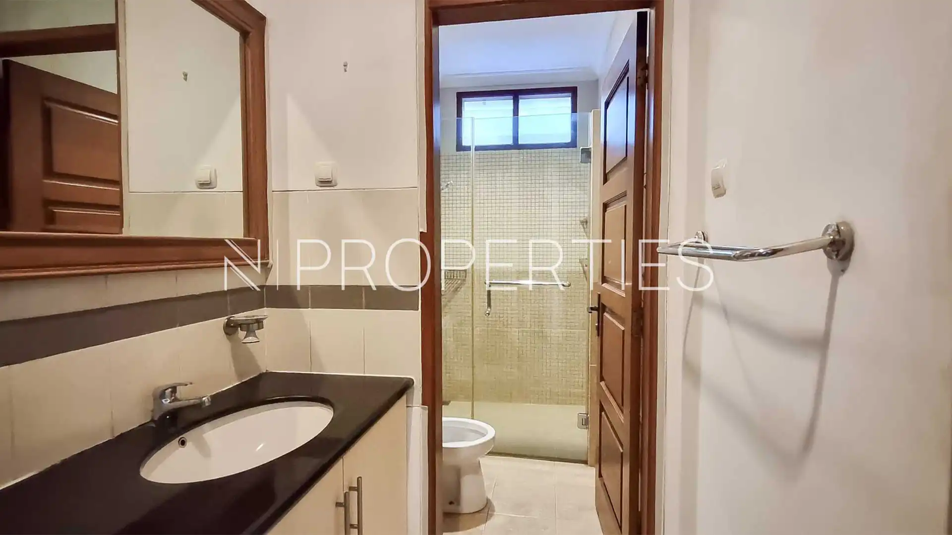 Bungur no.18-5BR-Bathroom 3 Expansive 5BR Family House at Kemang