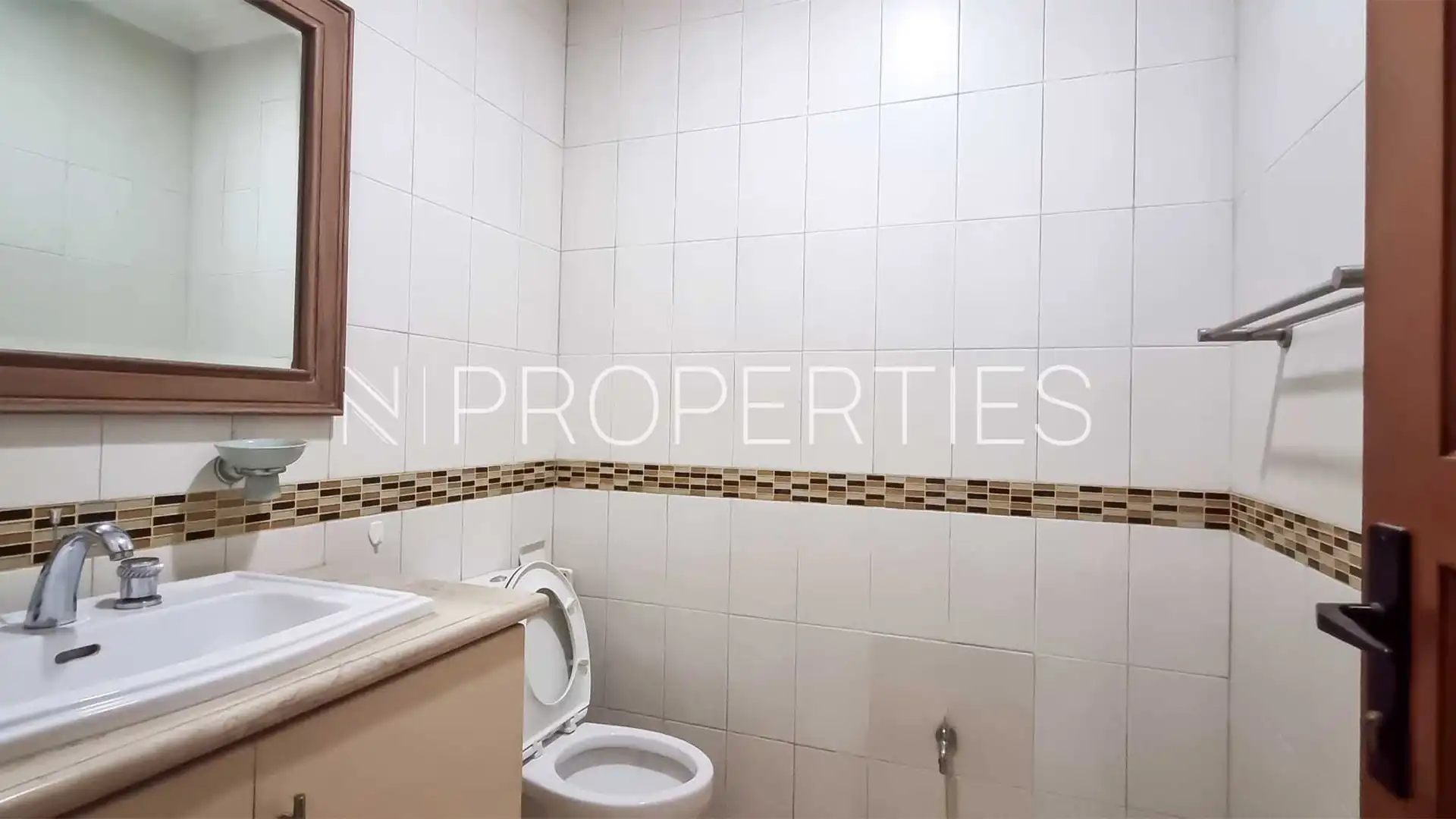 Bungur no.18-5BR-Bathroom 4 Expansive 5BR Family House at Kemang
