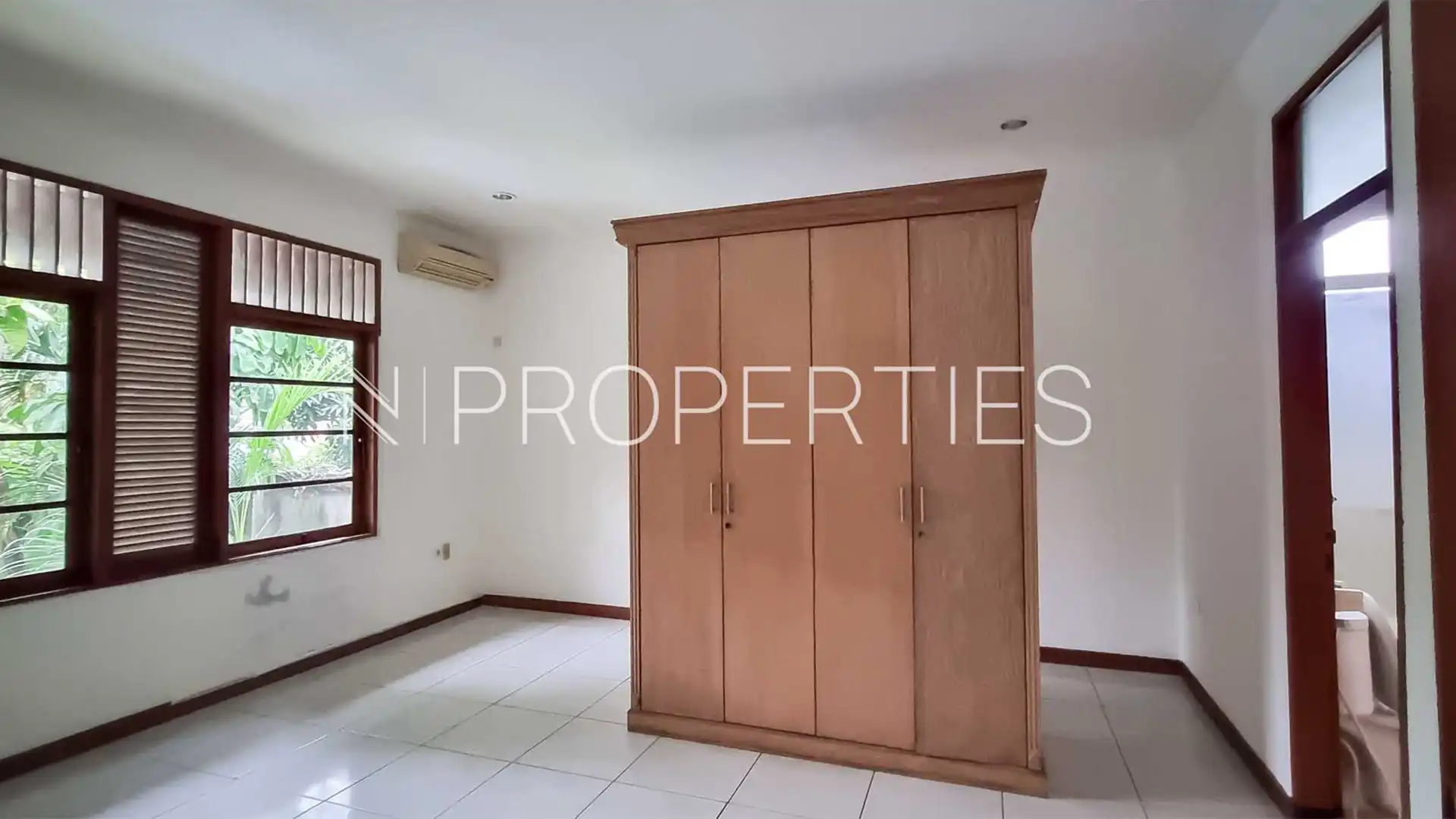 Bungur no.18-5BR-Bedroom 1 Expansive 5BR Family House at Kemang