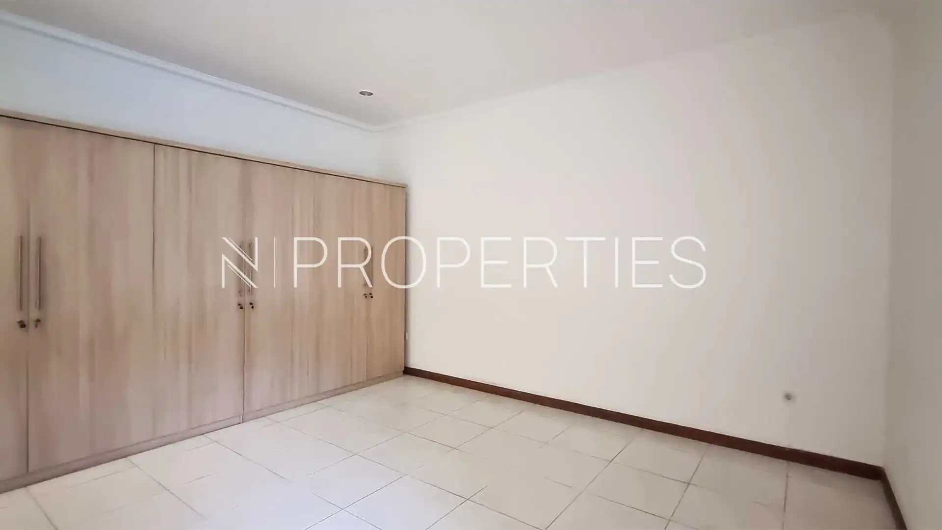 Bungur no.18-5BR-Bedroom 4 Expansive 5BR Family House at Kemang