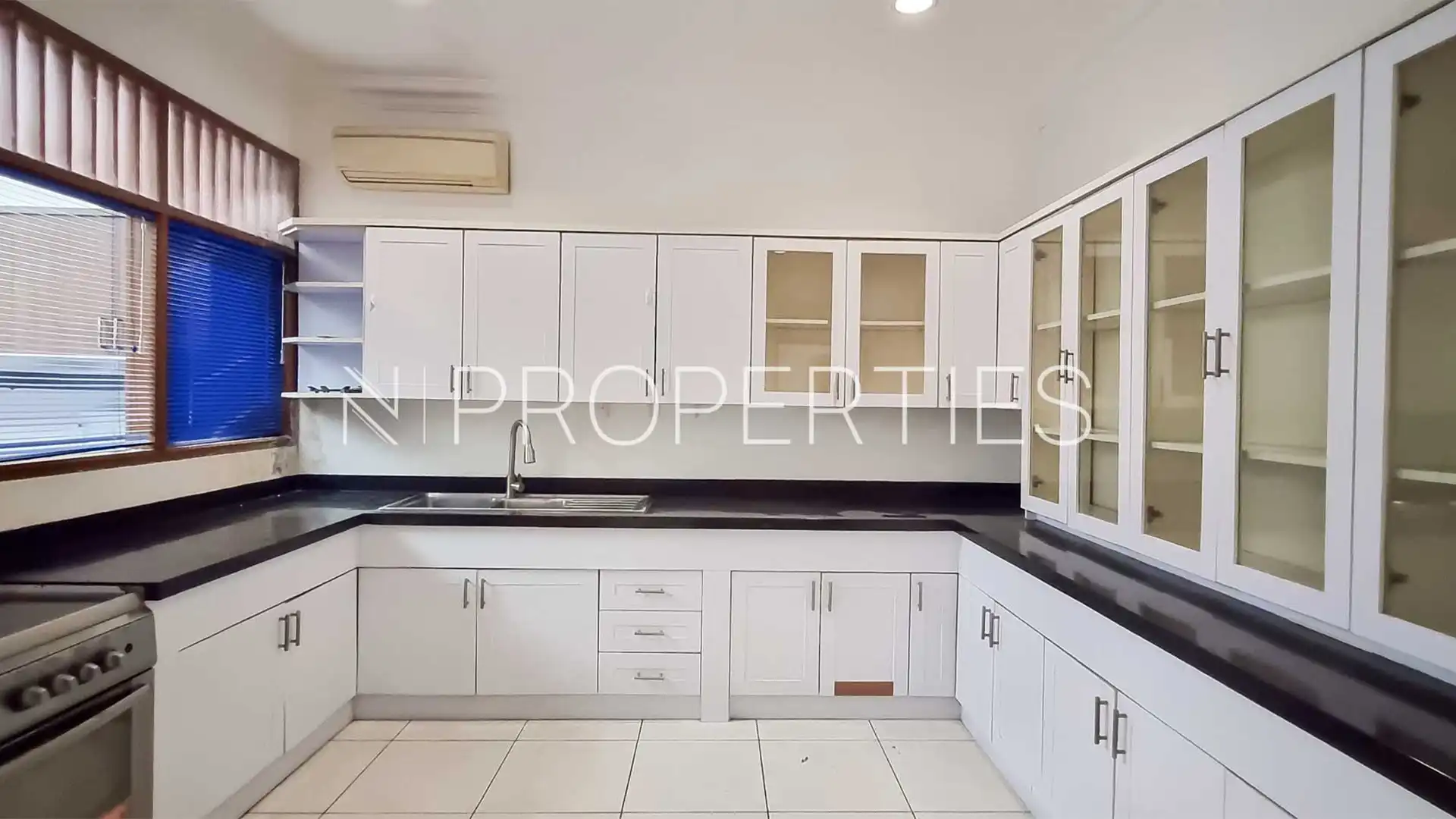Bungur no.18-5BR-Kitchen Area Expansive 5BR Family House at Kemang