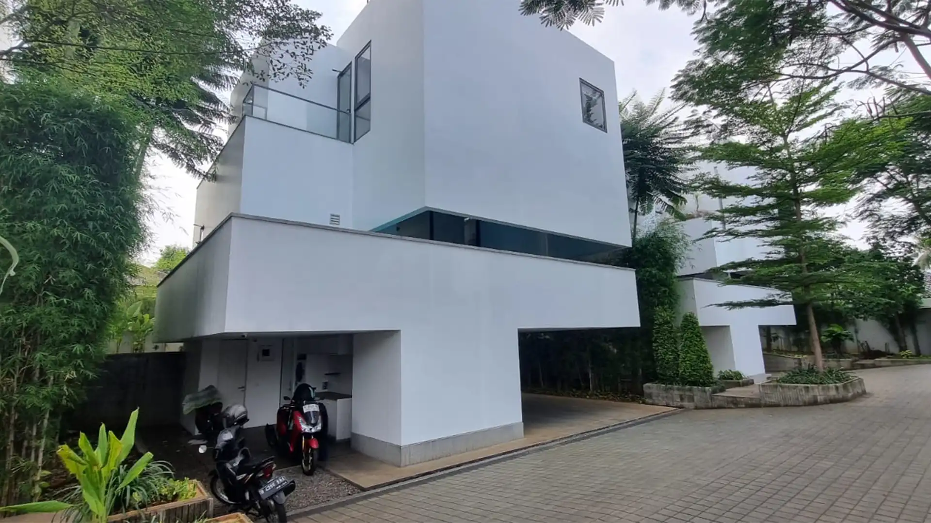 Well-Balanced 3BR Family House at Cilandak