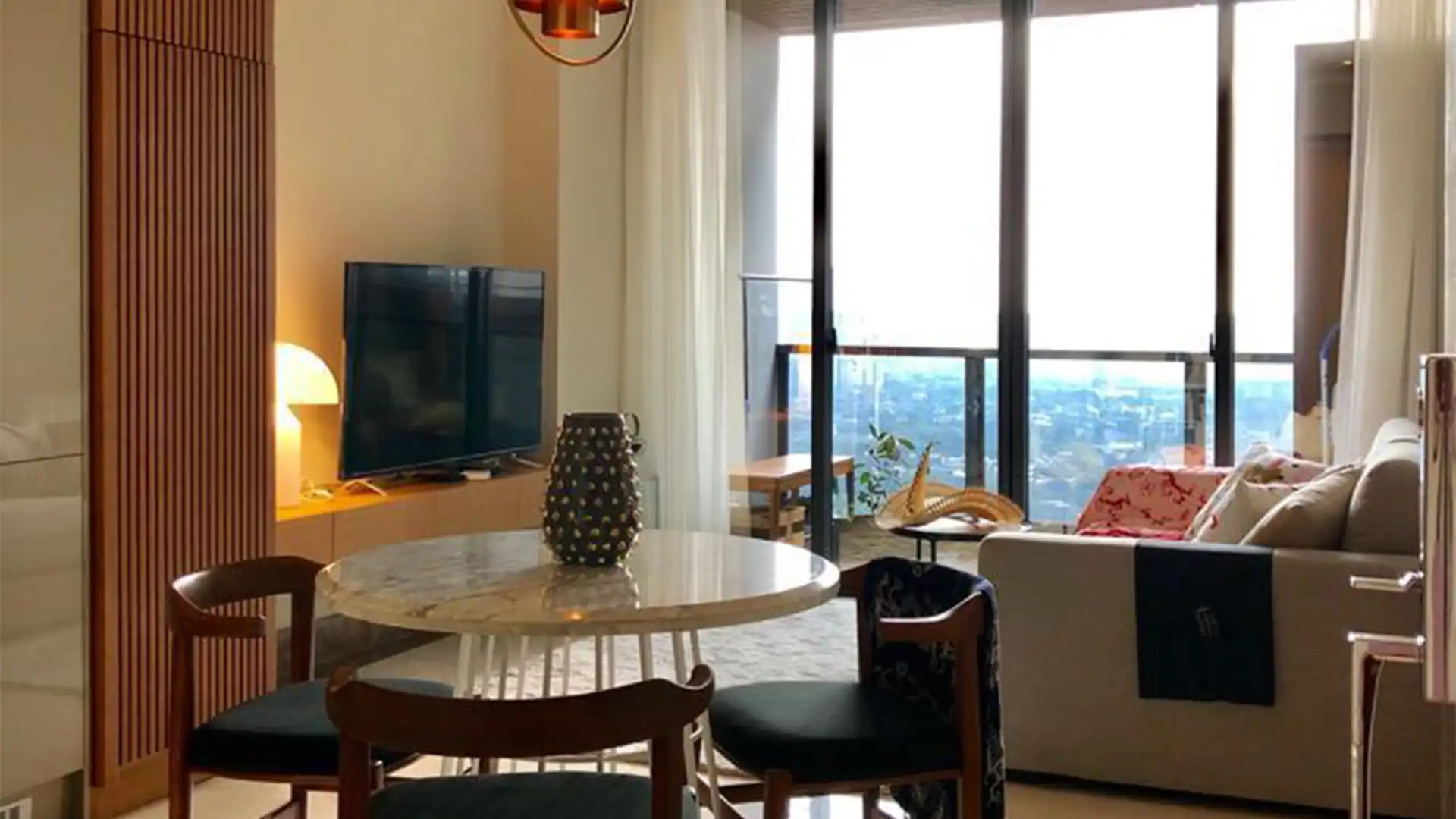 District 8-1BR-Living & Dining Area Wide Compact 1BR Urban Apartment – District 8
