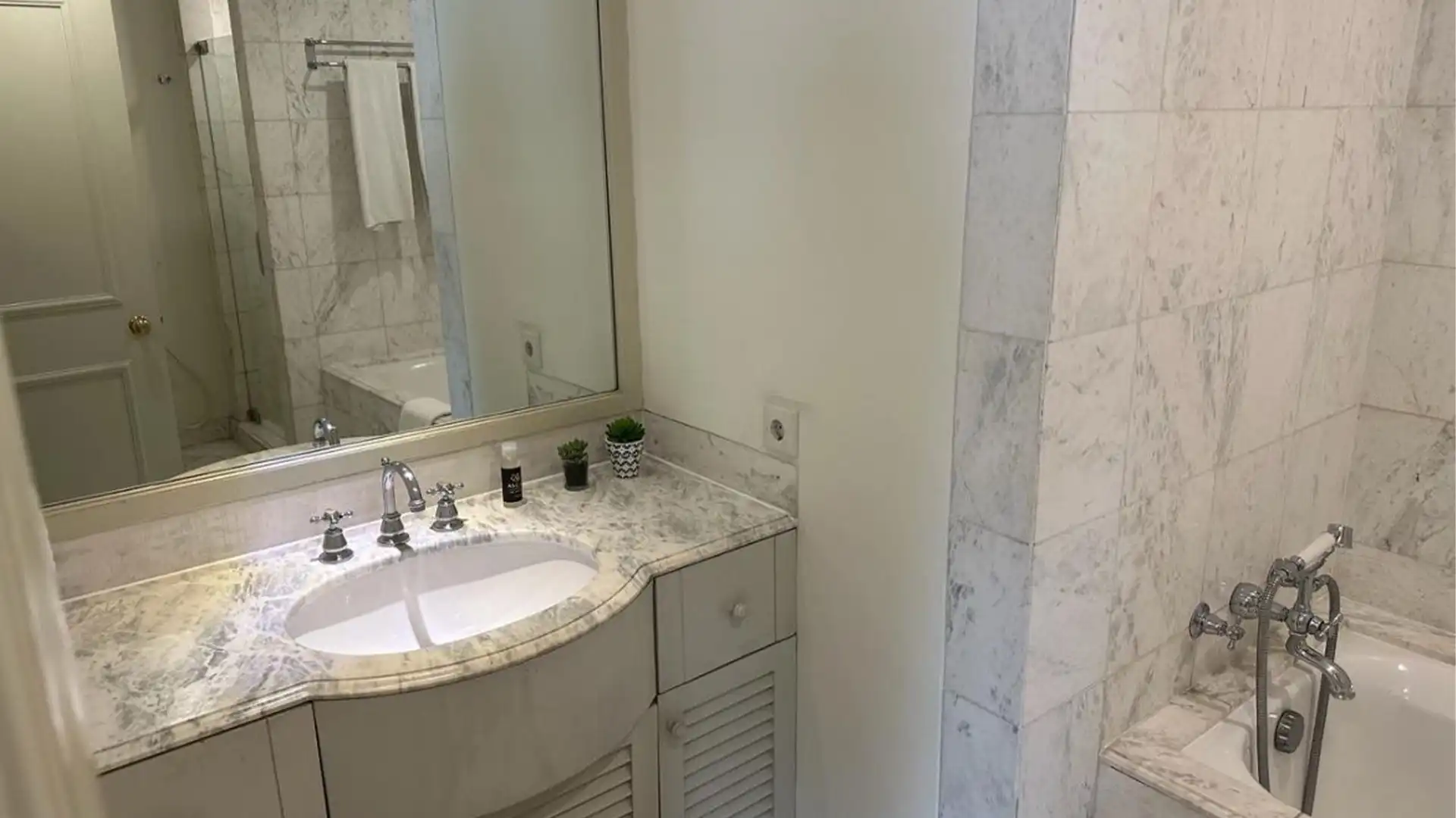 Executive Menteng-3BR-Bathroom 1 Menteng Executive – Luxury 3BR Serviced Apartment