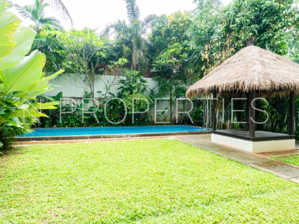 KEMANG V NO.18-5BR-Backyard & Swimming Pool (2)