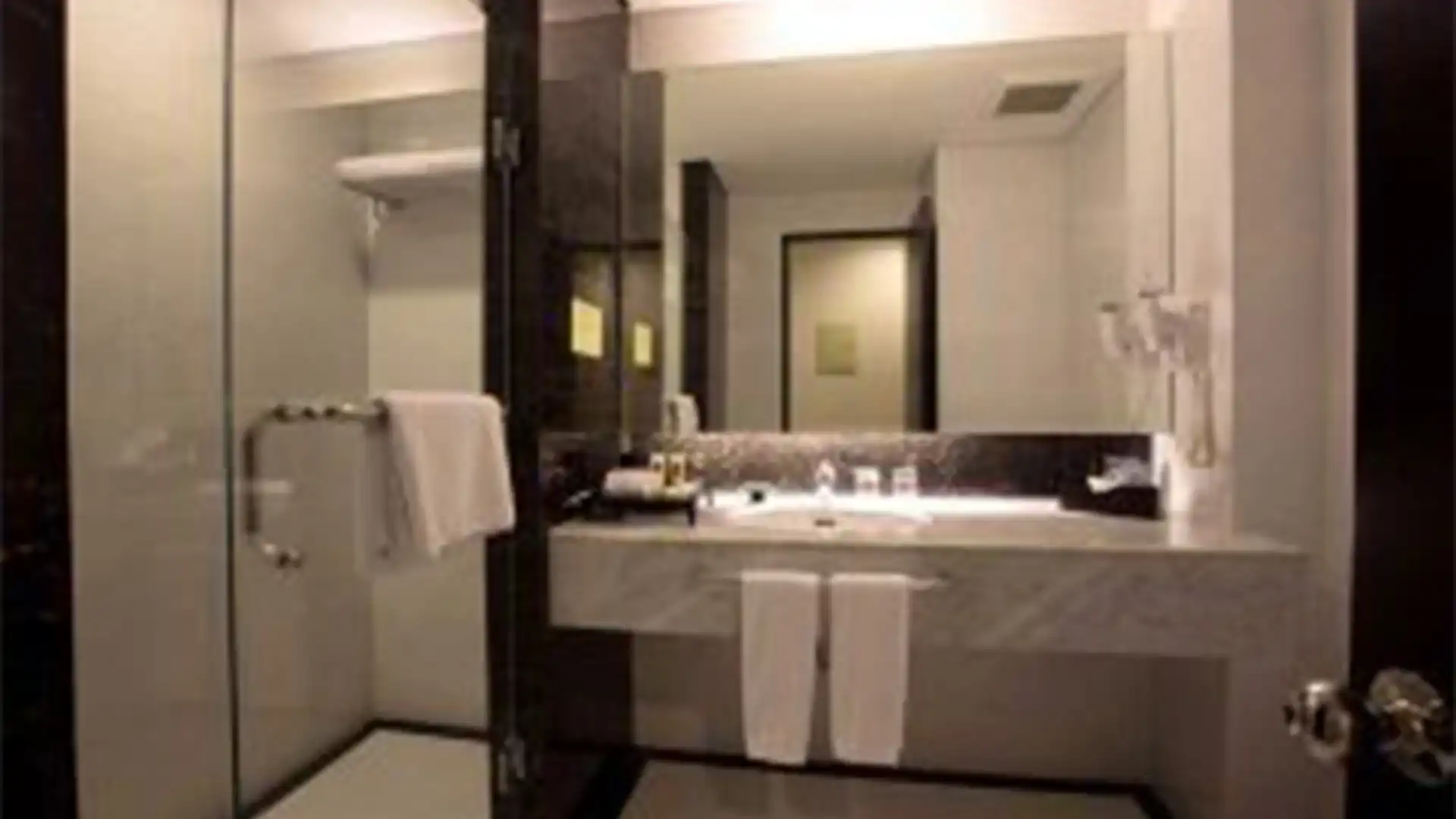 KRISTAL-T2-F9-1BR-Bathroom Hotel Kristal – Compact 1BR Apartment