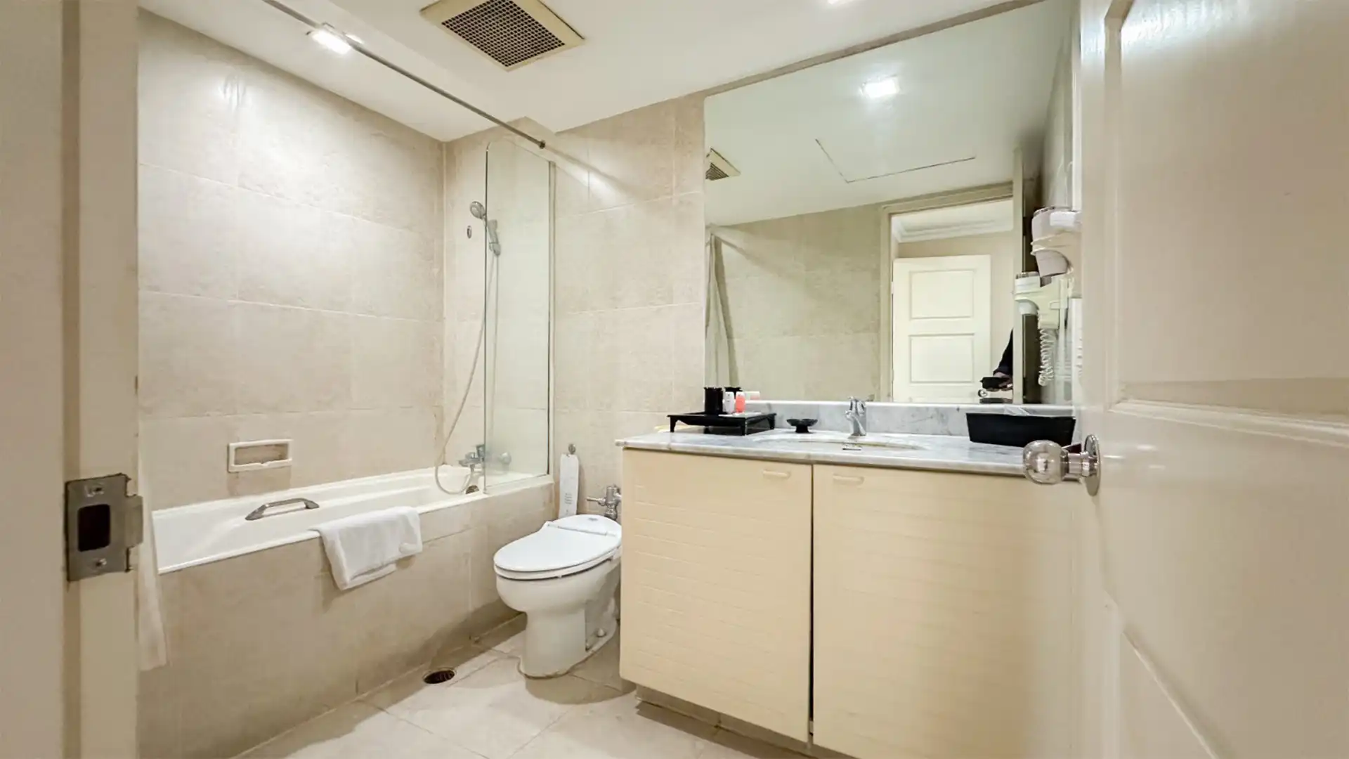 Kristal-3BR-Bathroom 2 Spacious 3BR Apartment at Hotel Kristal